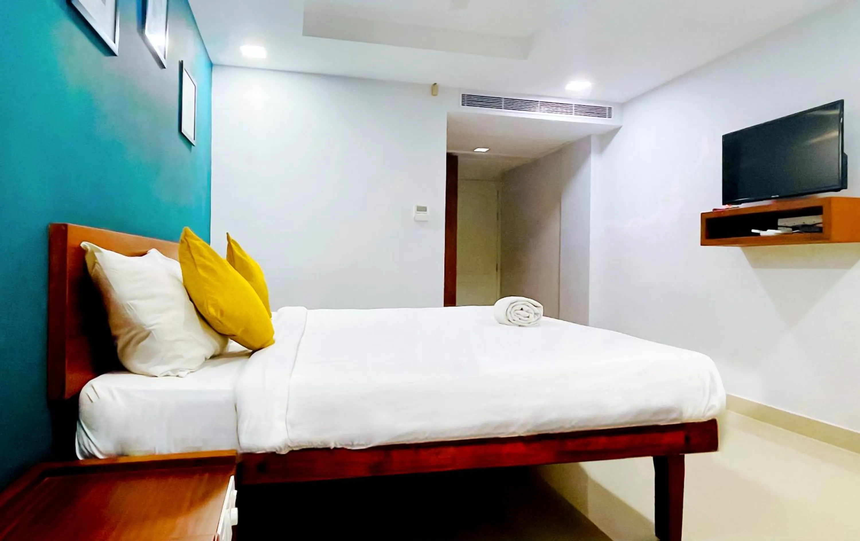 Photo of the whole room, Bed in The Reach Hotel