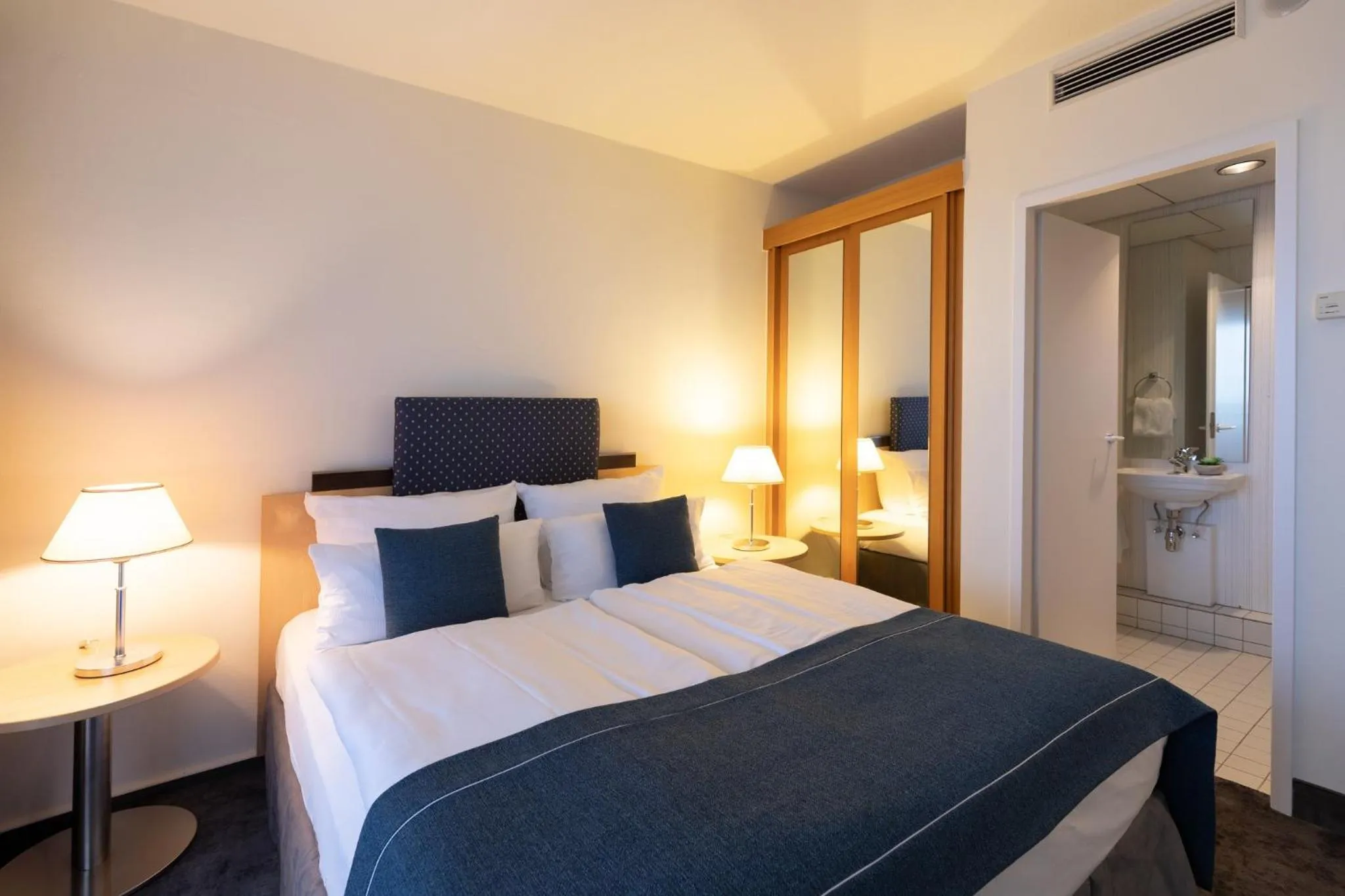 Photo of the whole room, Bed in Garner Hotel Rüsselsheim by IHG