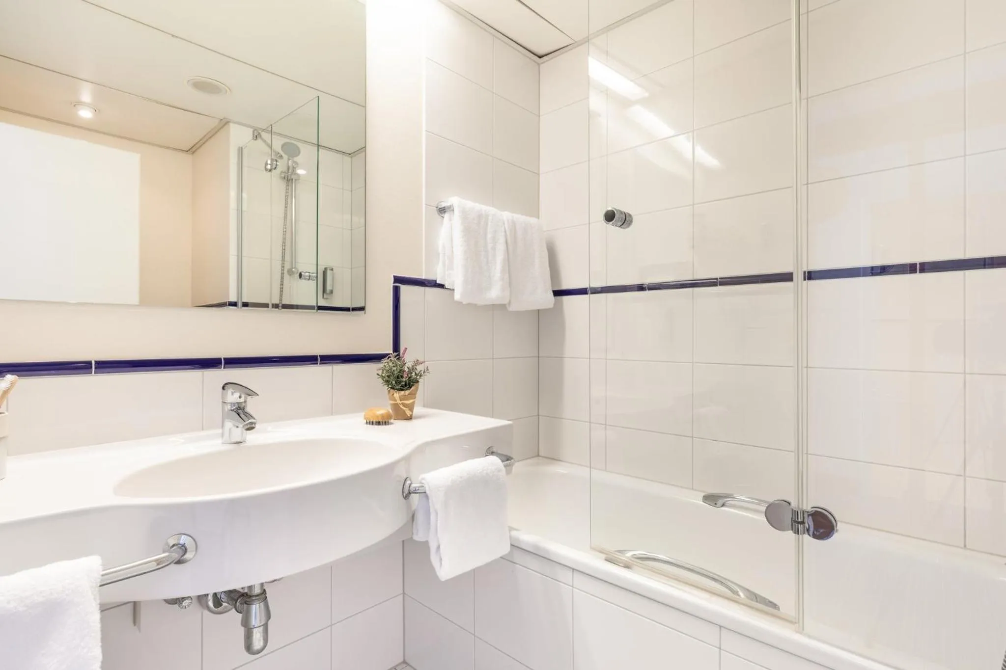 Bathroom in Garner Hotel Rüsselsheim by IHG