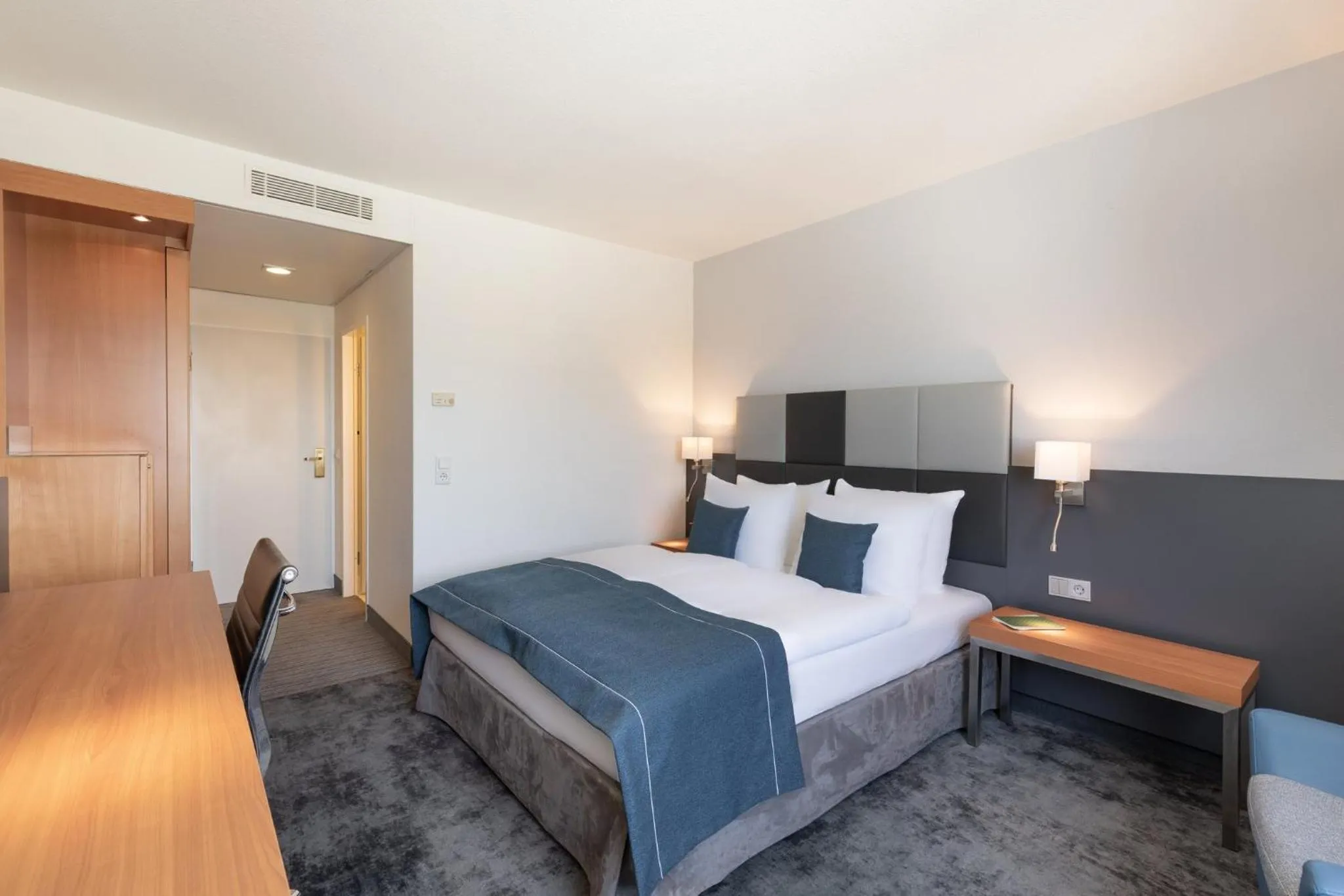 Photo of the whole room, Bed in Garner Hotel Rüsselsheim by IHG