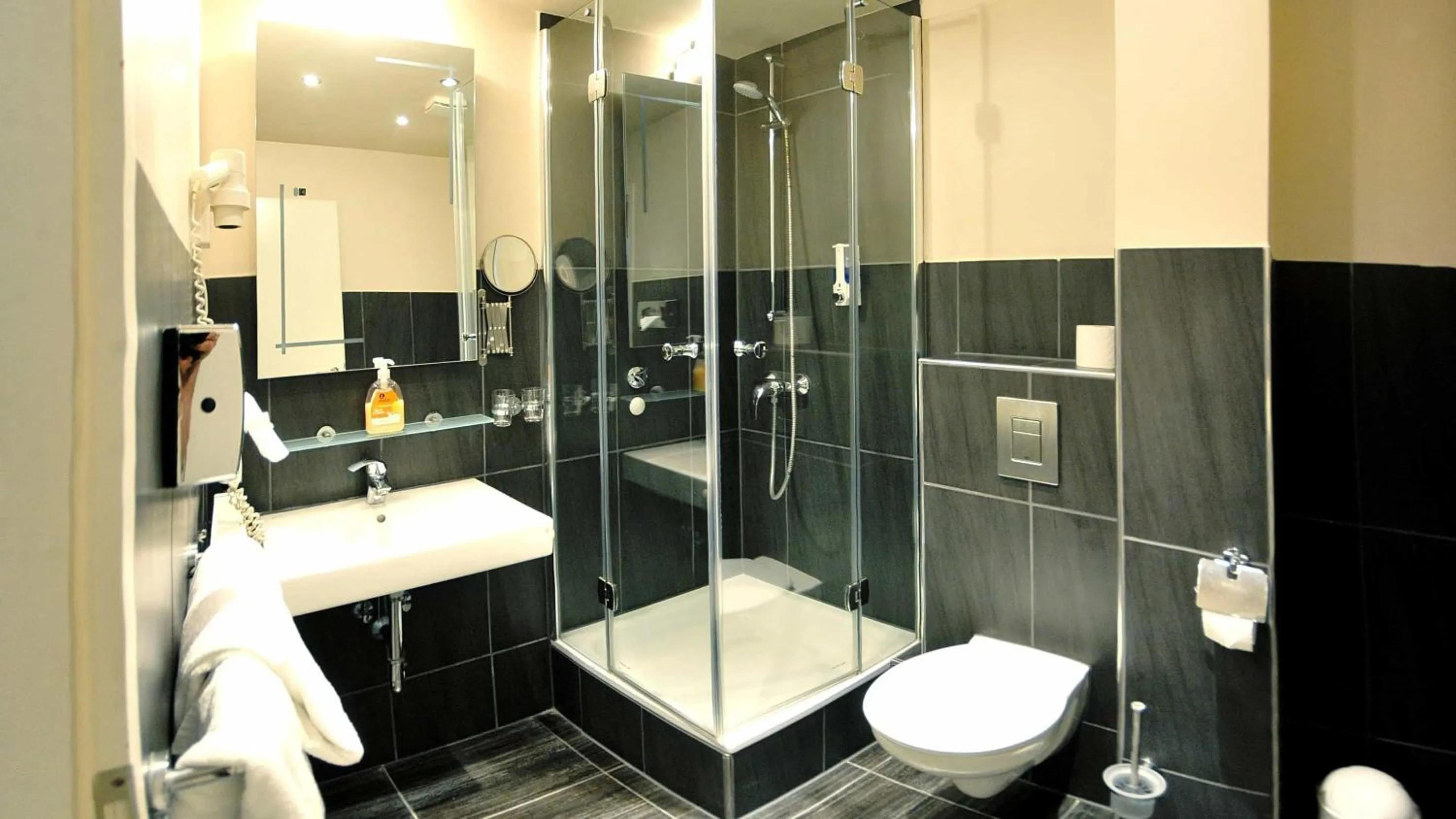 Shower in St.Joseph Hotel Hamburg - Reeperbahn St.Pauli Kiez