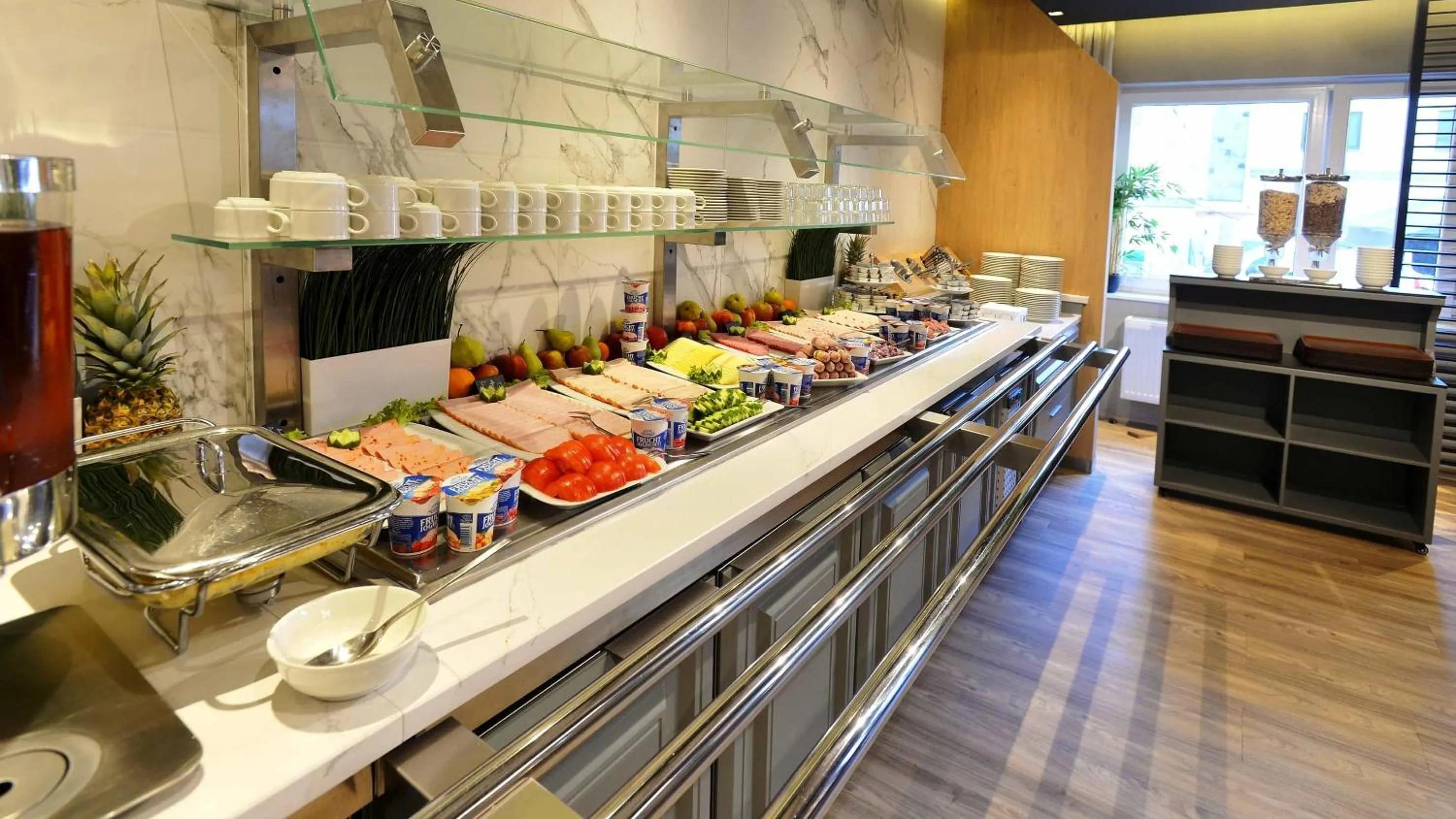 Food and drinks in St.Joseph Hotel Hamburg - Reeperbahn St.Pauli Kiez