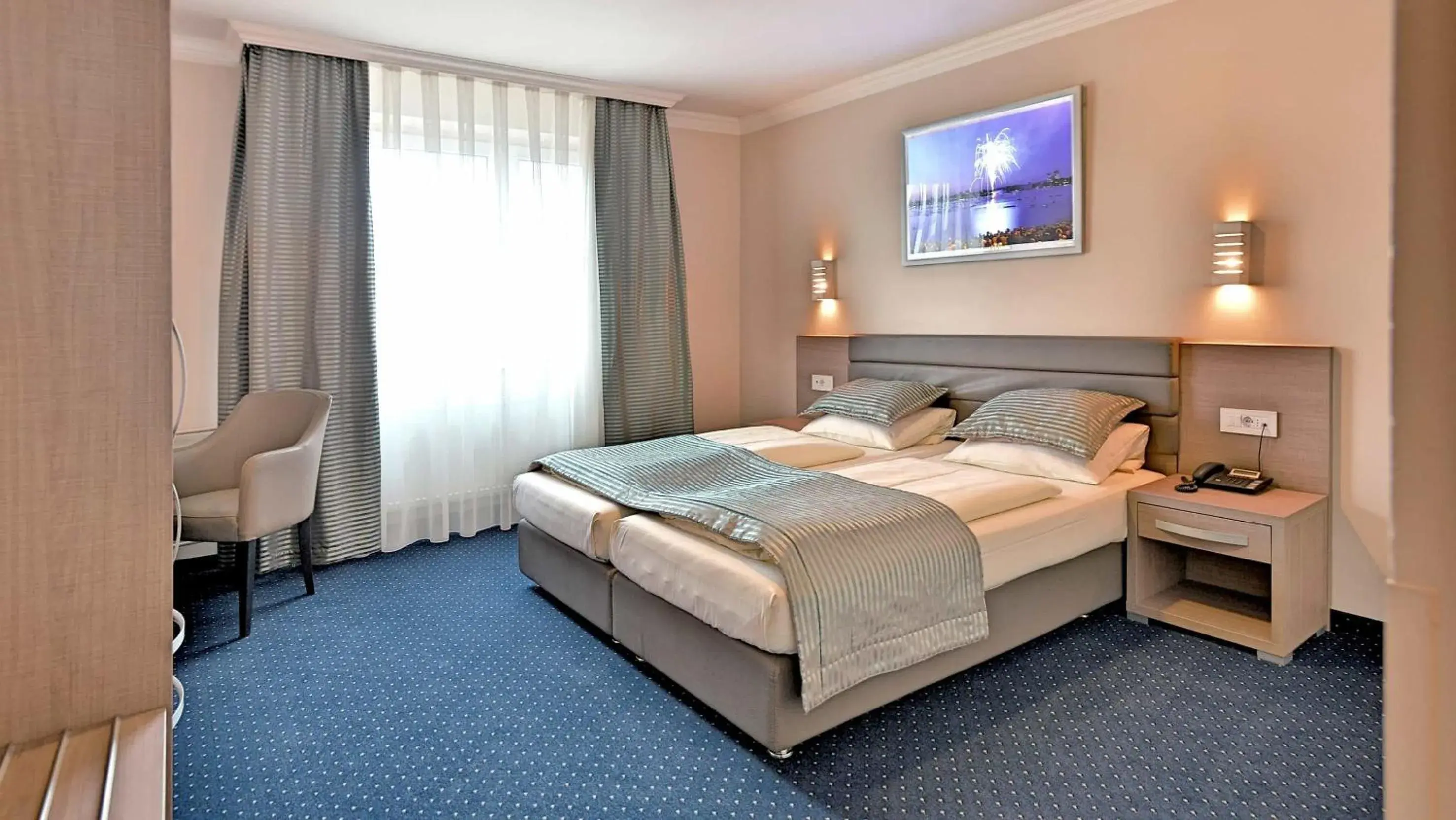 Comfort Double Room in St.Joseph Hotel Hamburg - Reeperbahn St.Pauli Kiez Comfort Double Room in St.Joseph Hotel Hamburg - Reeperbahn St.Pauli Kiez