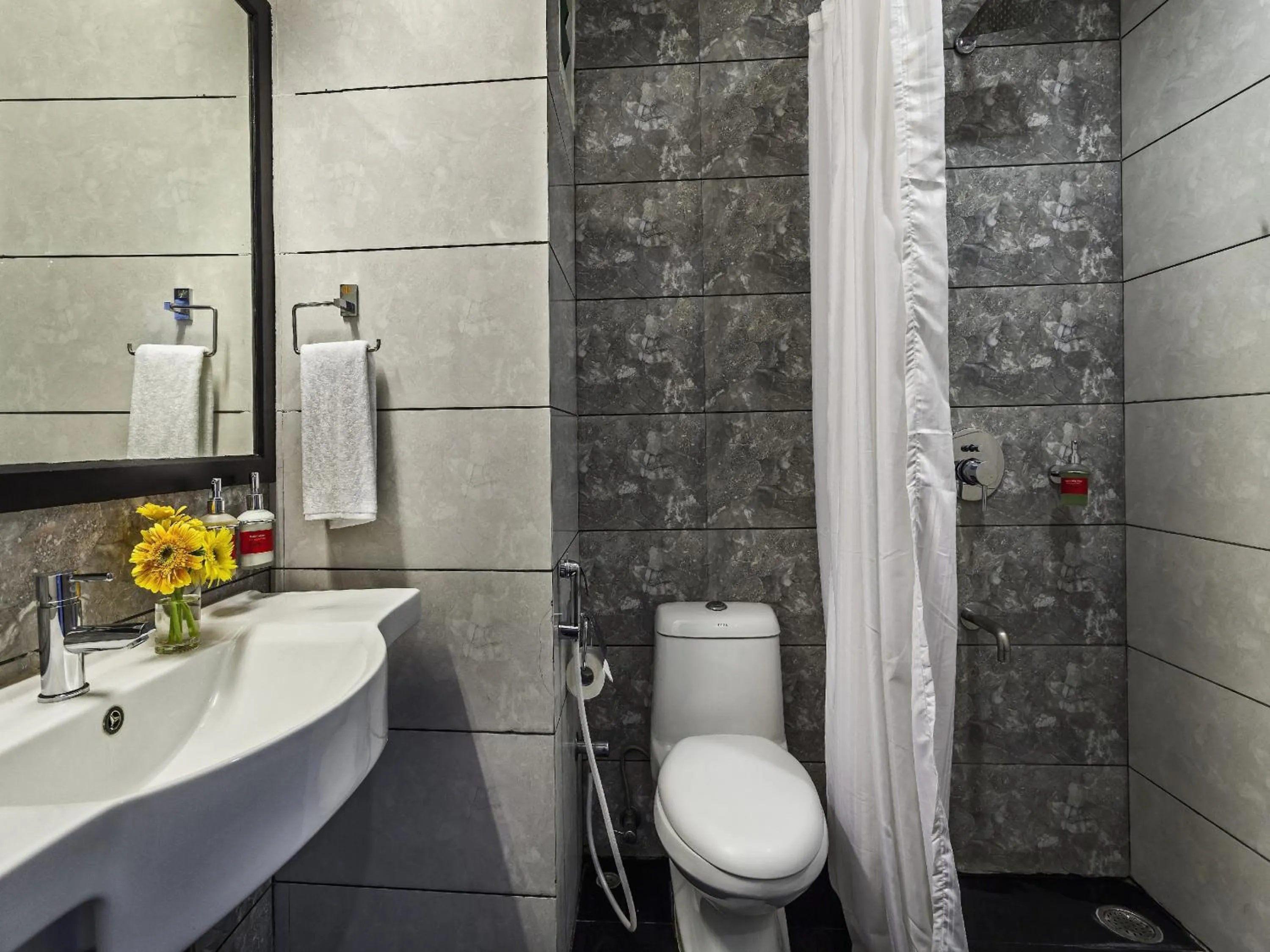 Bathroom in Super OYO 76438 hotel APS INN