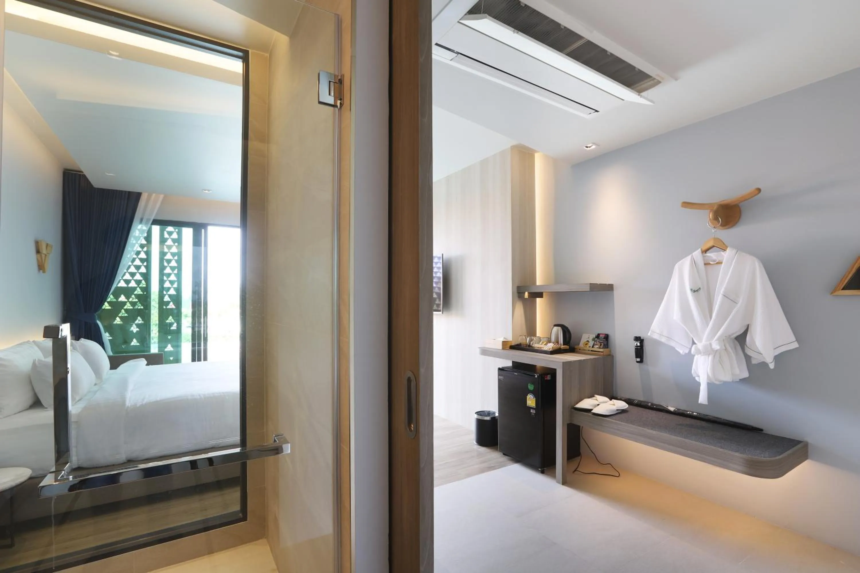 TV and multimedia, Bed in The Signature Hotel Airport