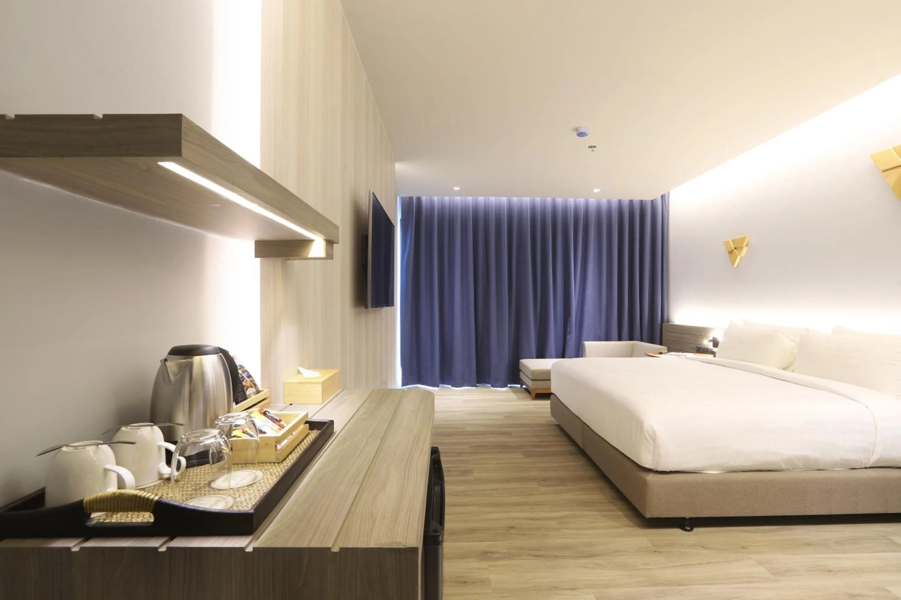 Coffee/tea facilities, Bed in The Signature Hotel Airport