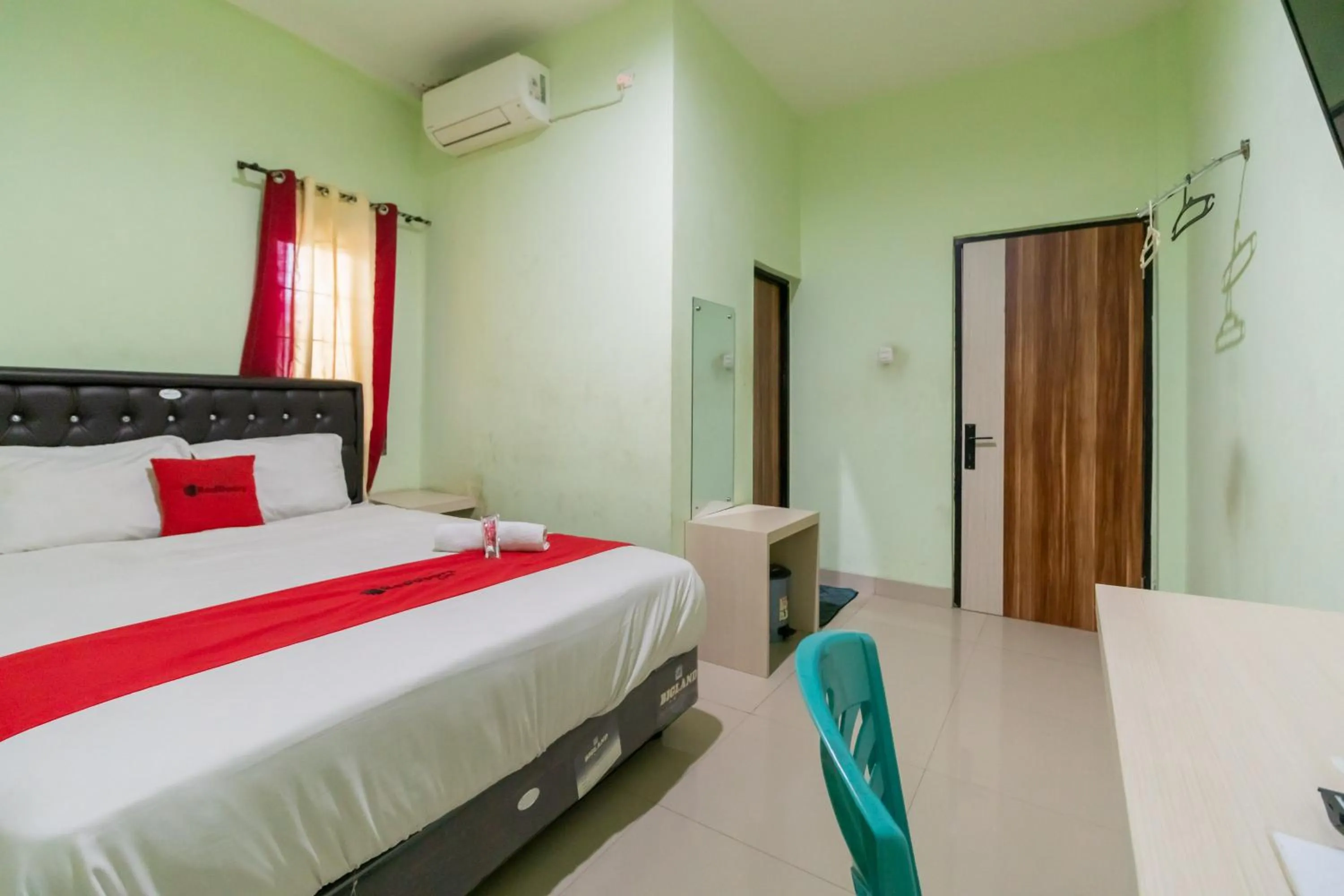 Double Room in RedDoorz near Taman Wisata Alam Punti Kayu Palembang 2