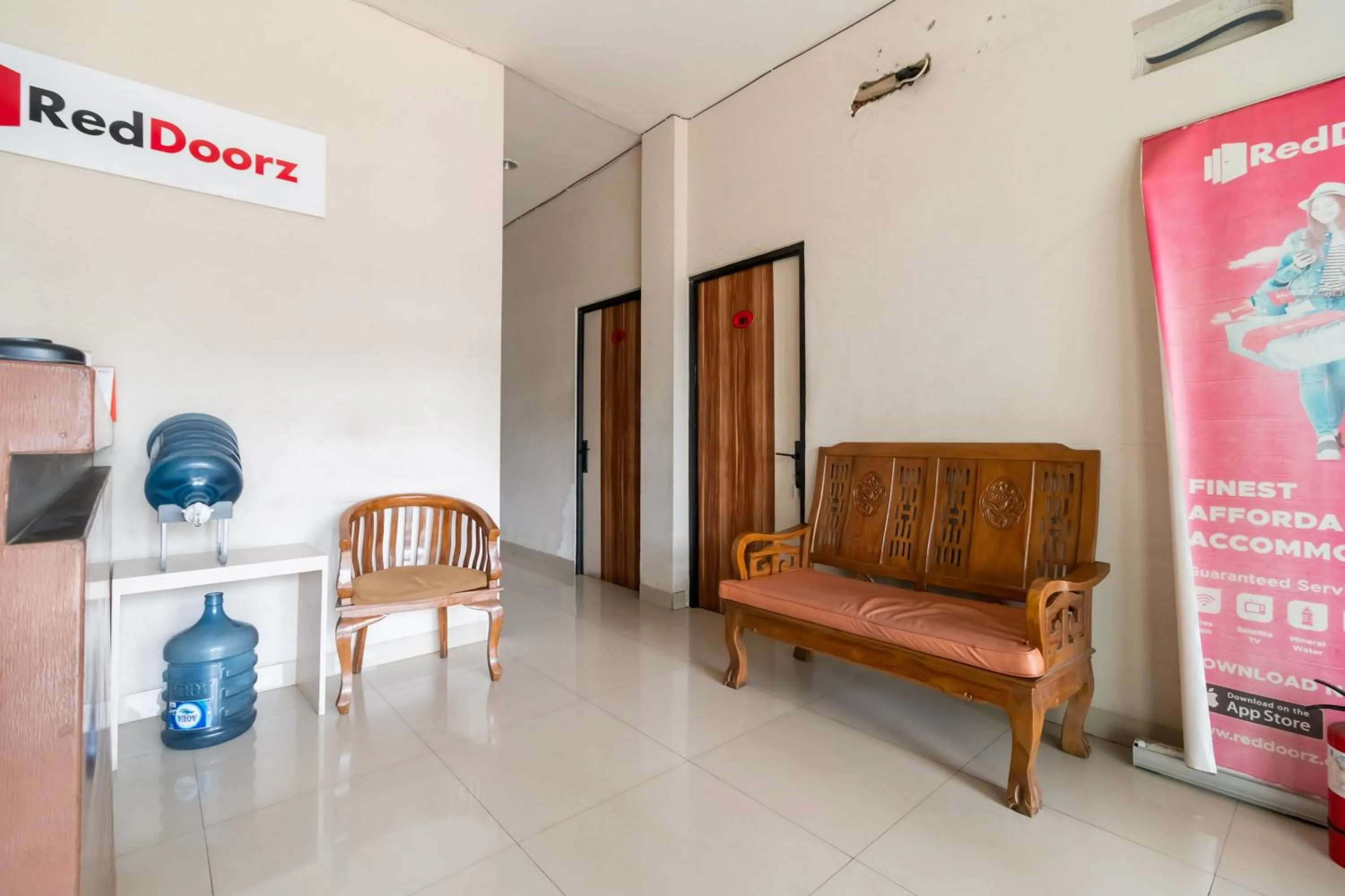 Seating area in RedDoorz near Taman Wisata Alam Punti Kayu Palembang 2