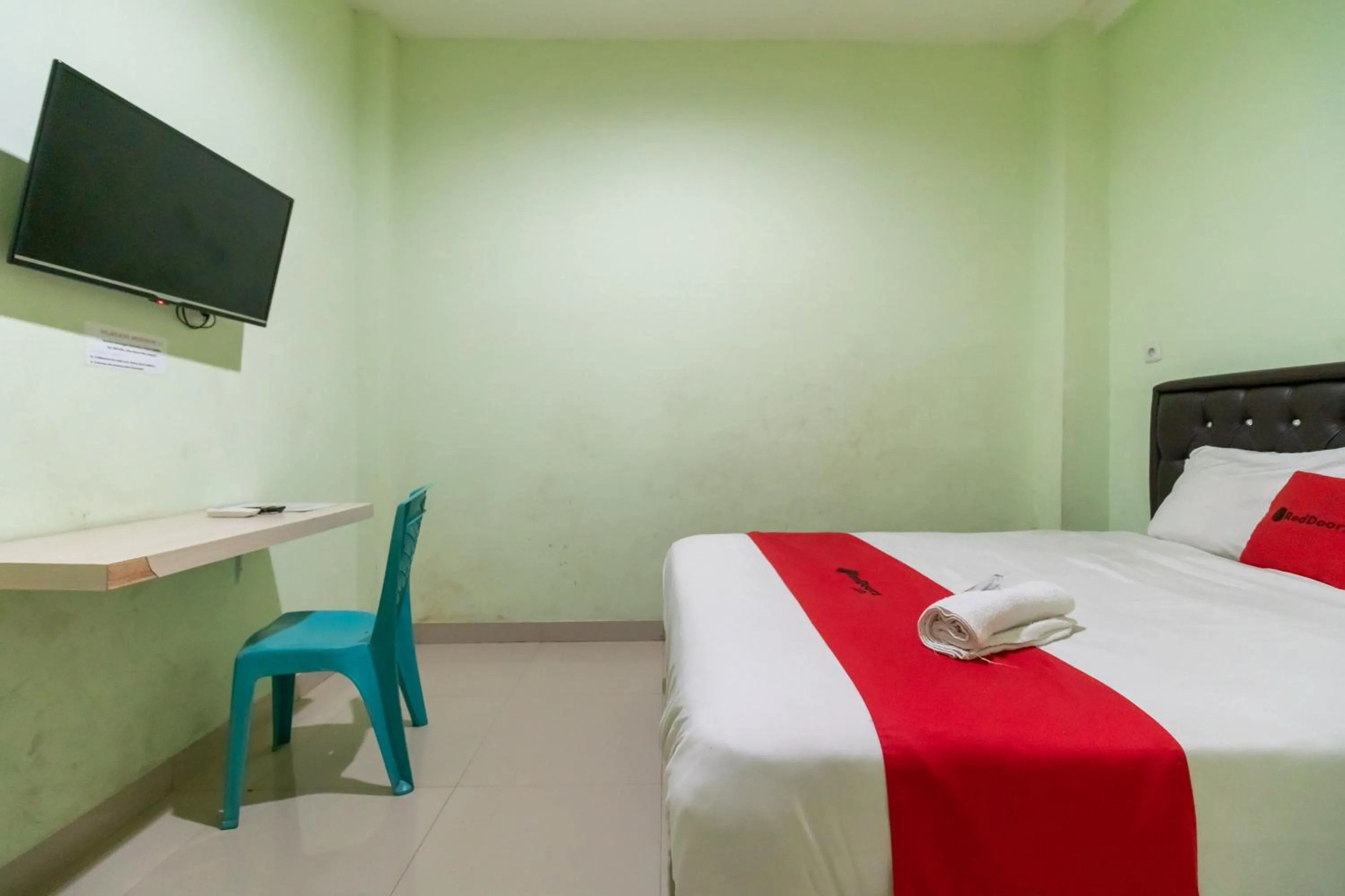 Bedroom, Bed in RedDoorz near Taman Wisata Alam Punti Kayu Palembang 2