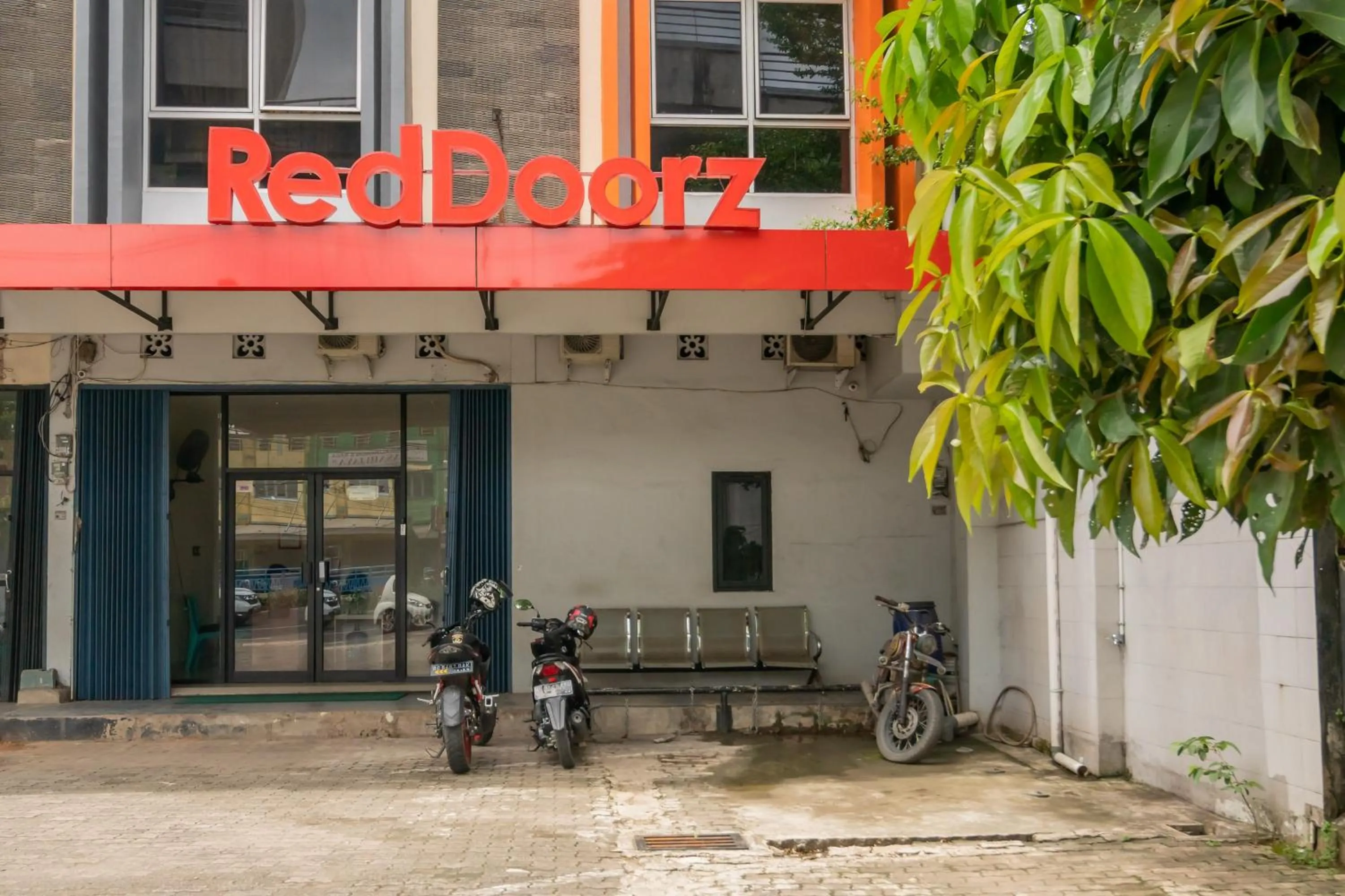 Facade/entrance in RedDoorz near Taman Wisata Alam Punti Kayu Palembang 2