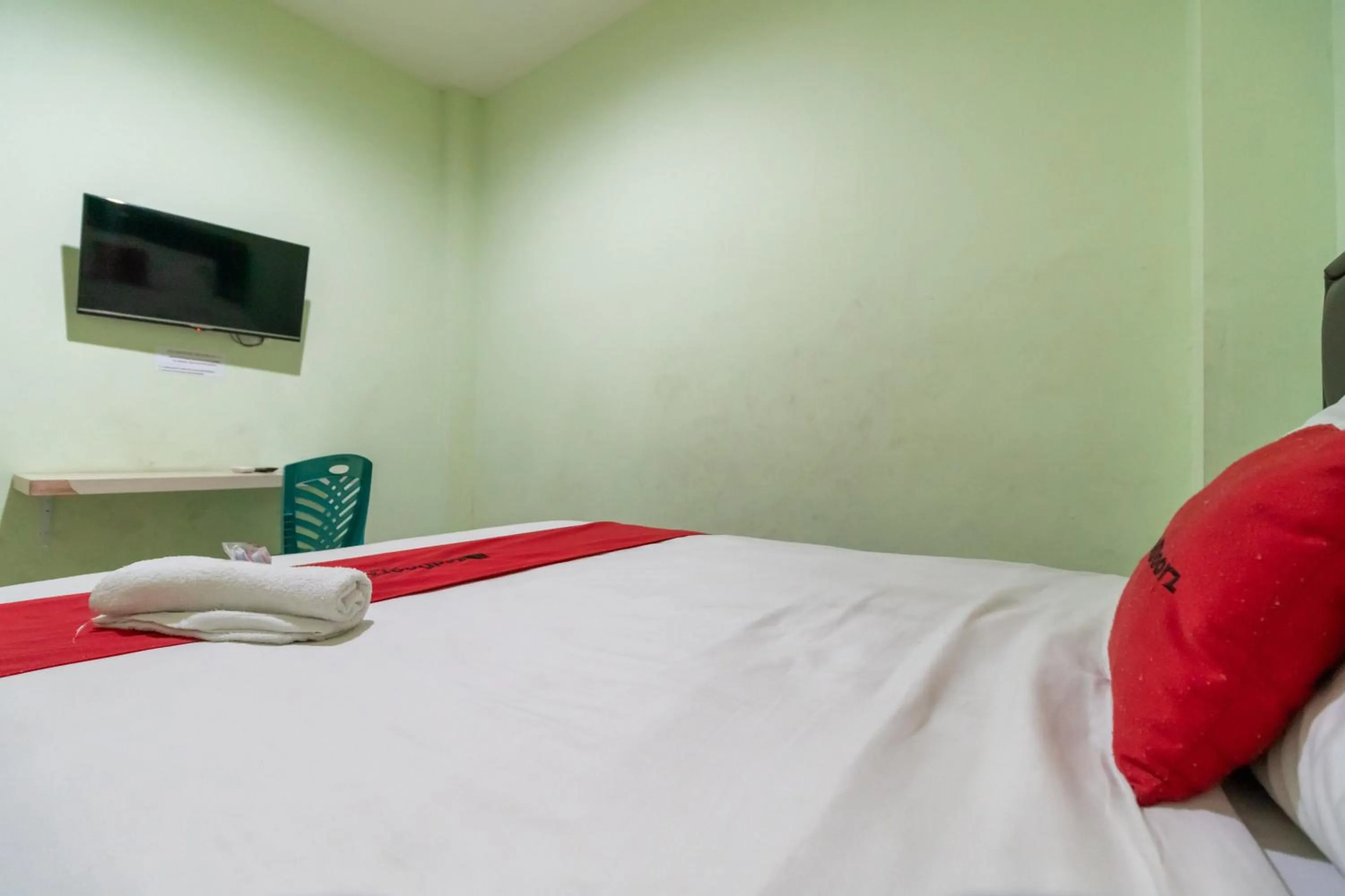 Bedroom, Bed in RedDoorz near Taman Wisata Alam Punti Kayu Palembang 2