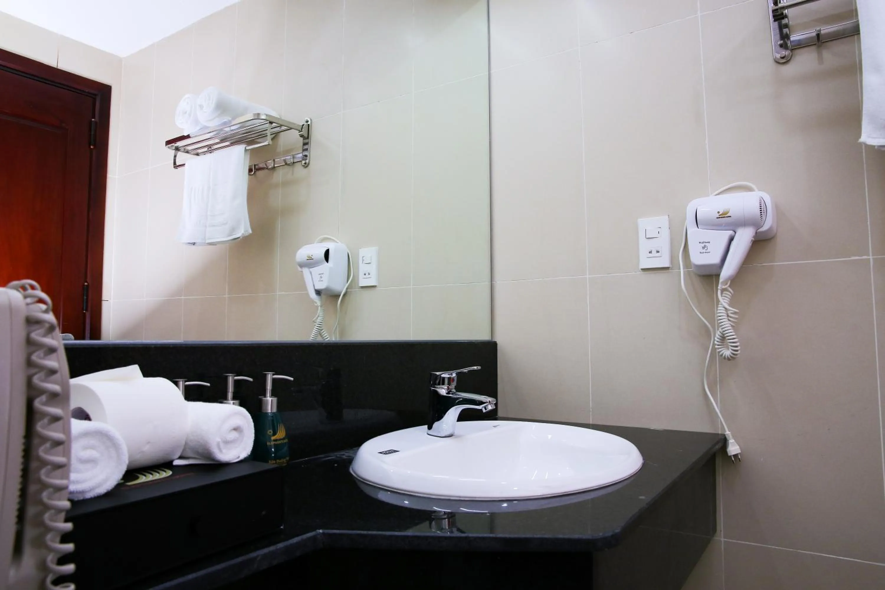 Toilet in Elephants Hotel