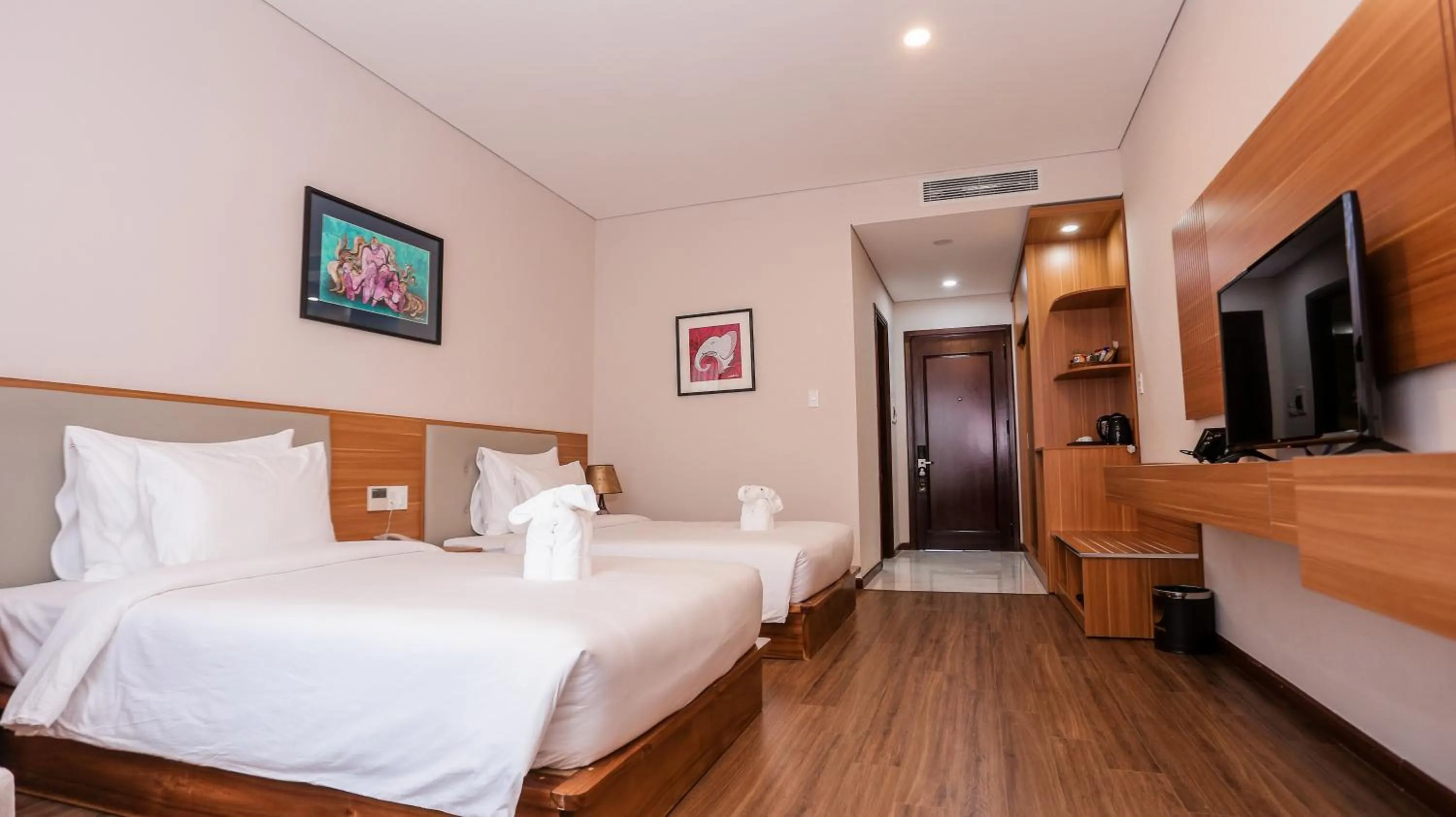 Photo of the whole room, Bed in Elephants Hotel