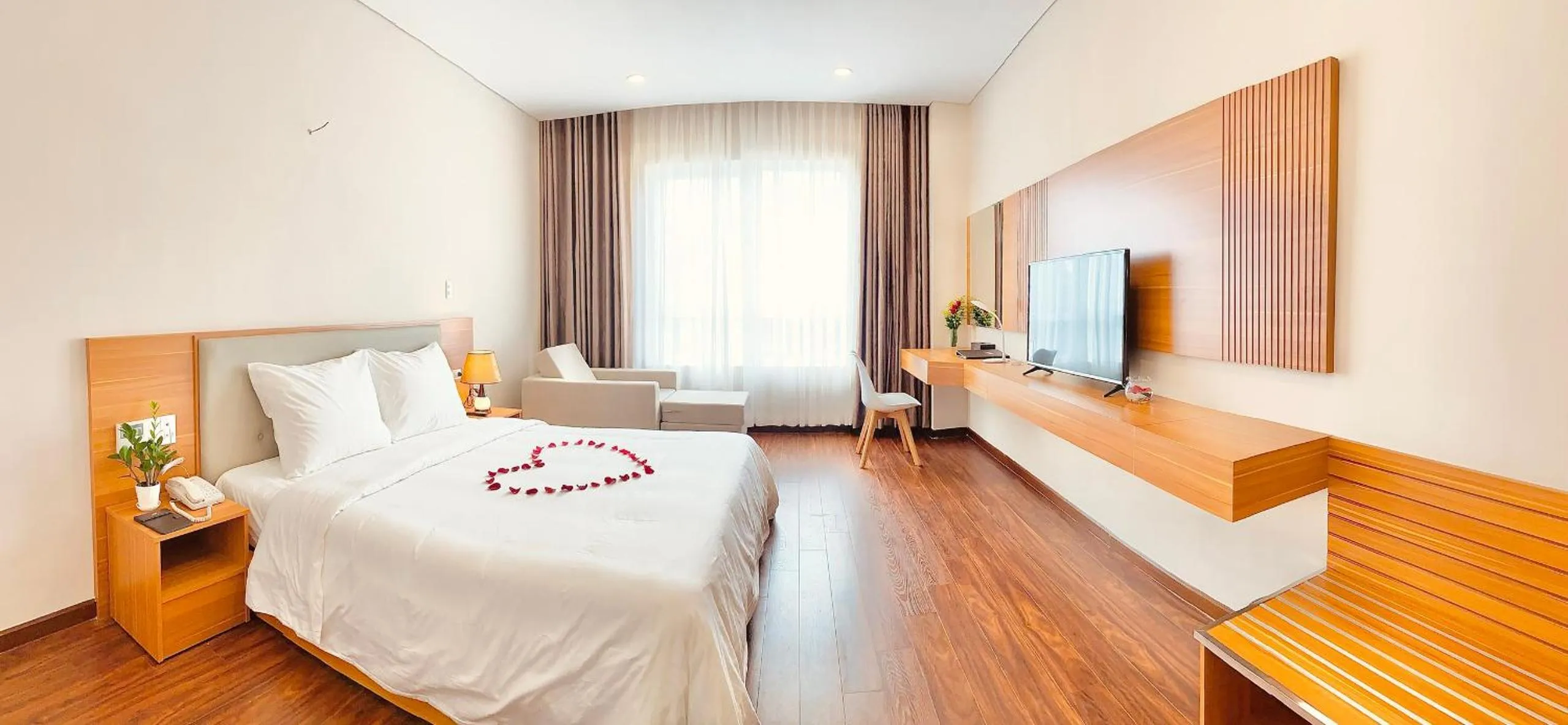 Photo of the whole room, Bed in Elephants Hotel