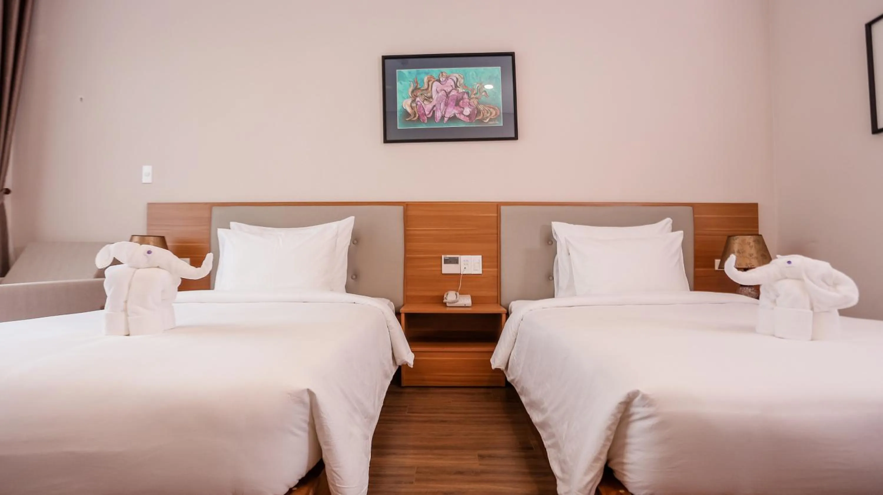 Photo of the whole room, Bed in Elephants Hotel