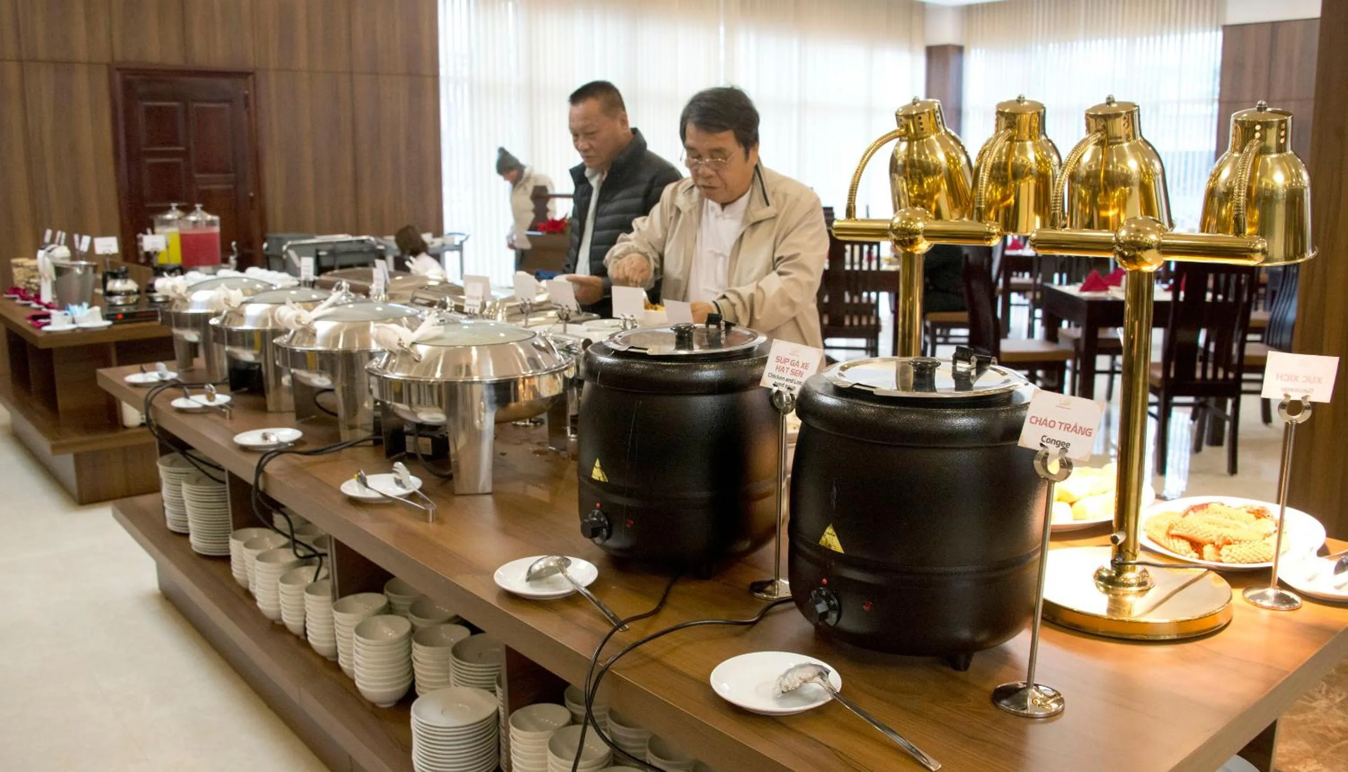 Restaurant/places to eat in Elephants Hotel