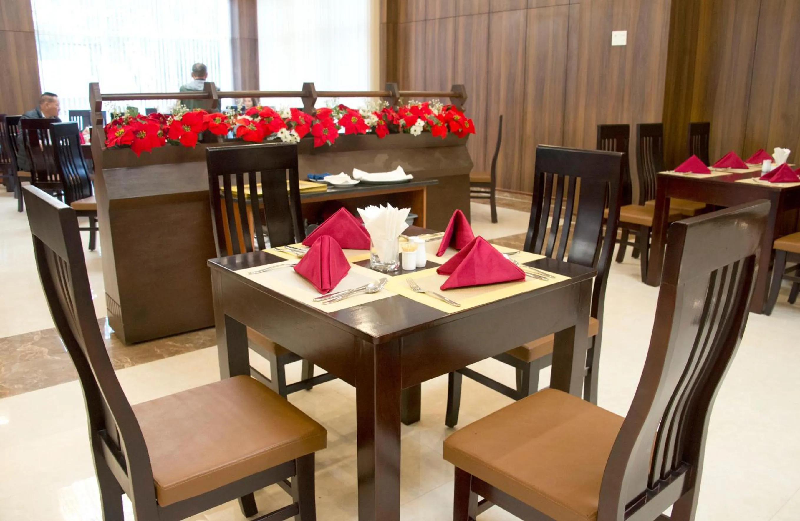 Restaurant/places to eat in Elephants Hotel