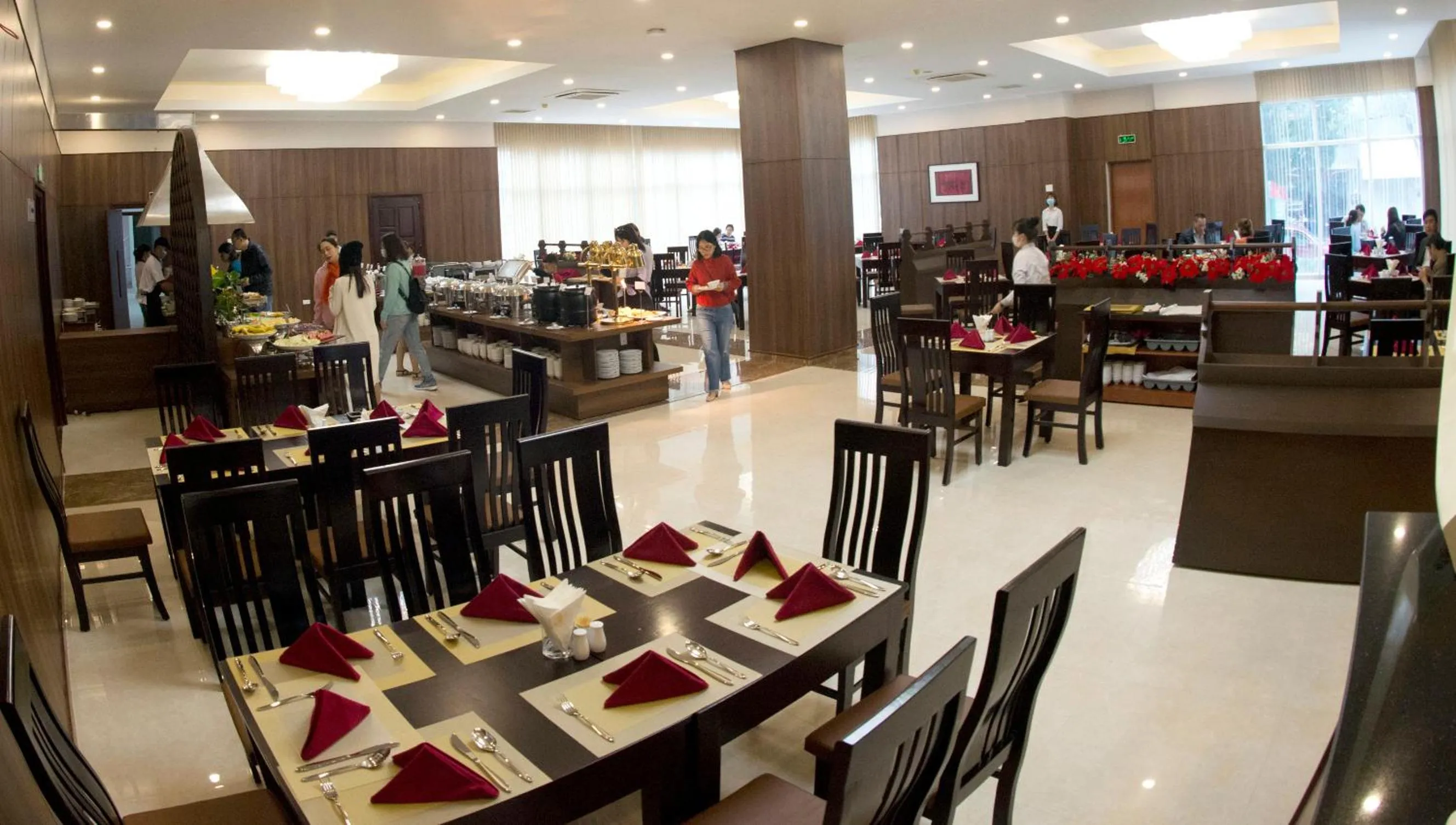 Restaurant/places to eat in Elephants Hotel