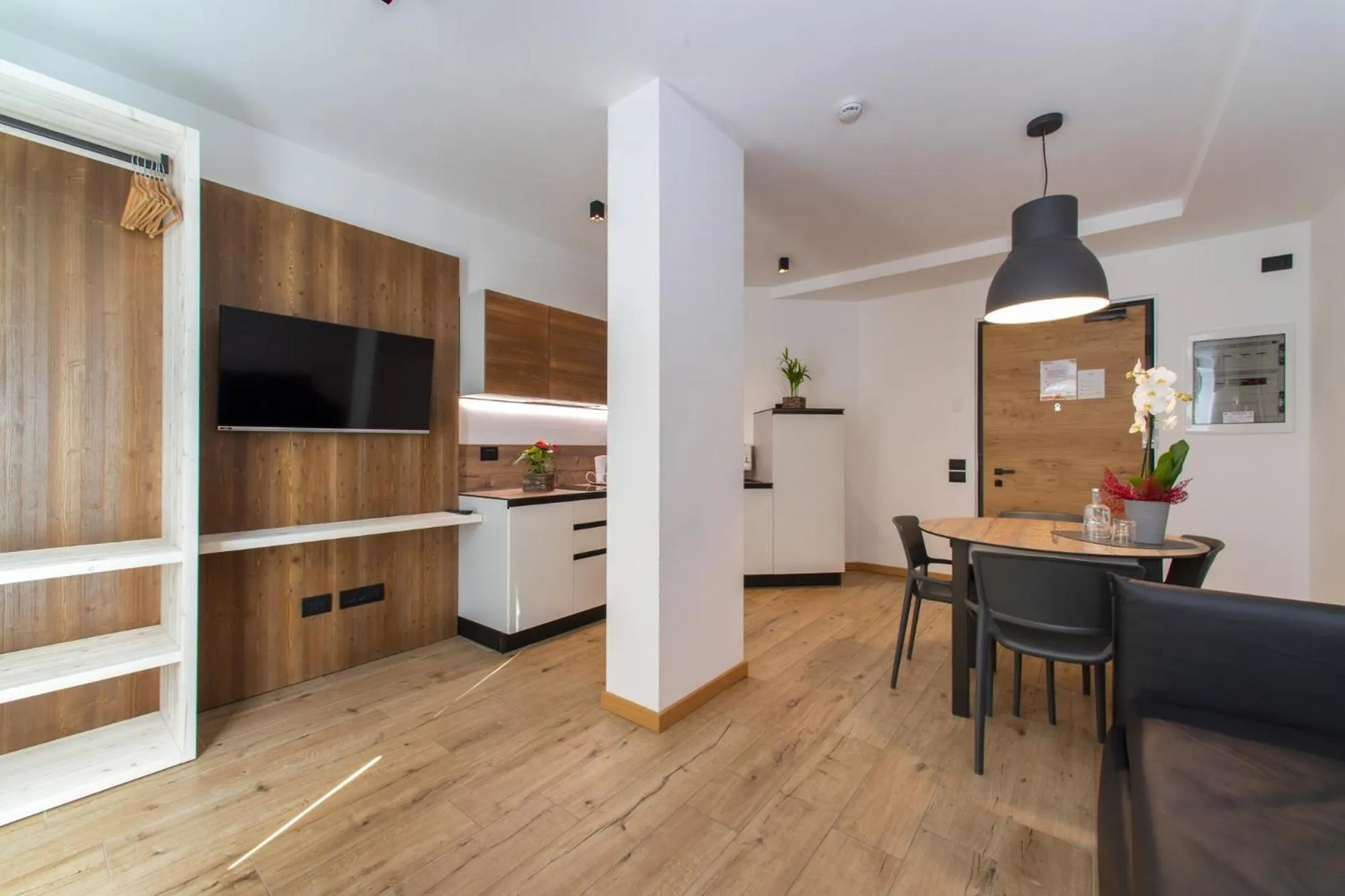 TV and multimedia in YUGOGO PELLICO 8 Trento Centro