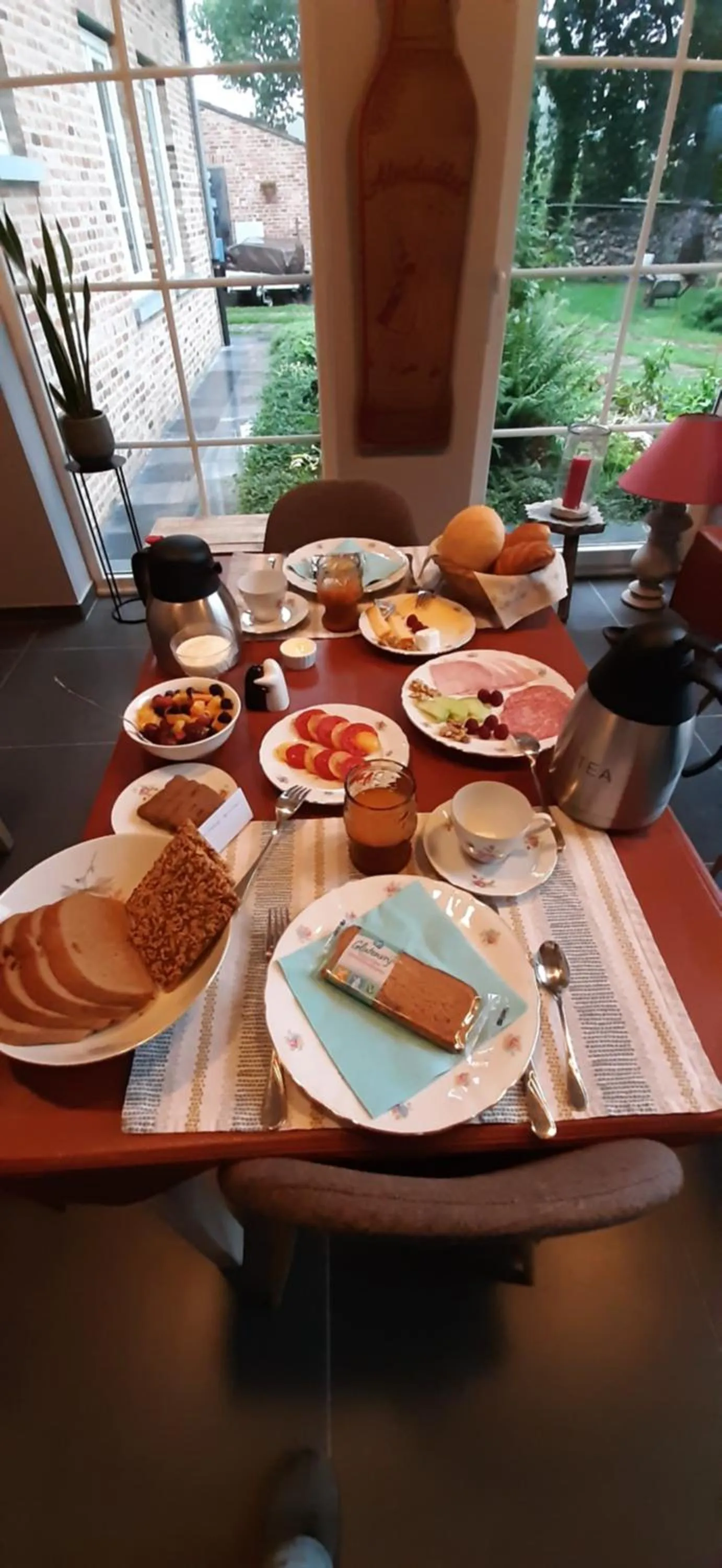 Breakfast in B & B Victors Hof, met zwemvijver en leuke diertjes