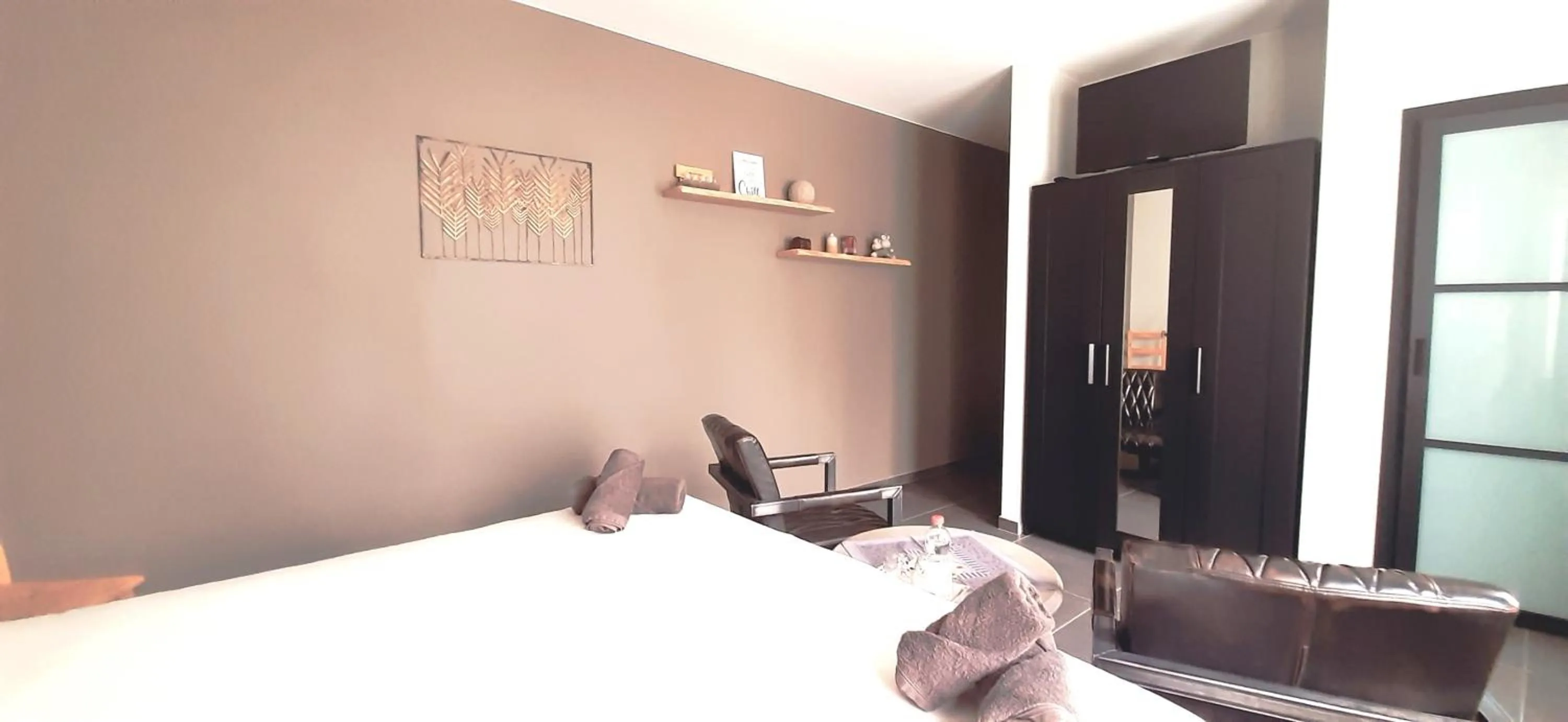 Photo of the whole room, Bed in B & B Victors Hof, met zwemvijver en leuke diertjes