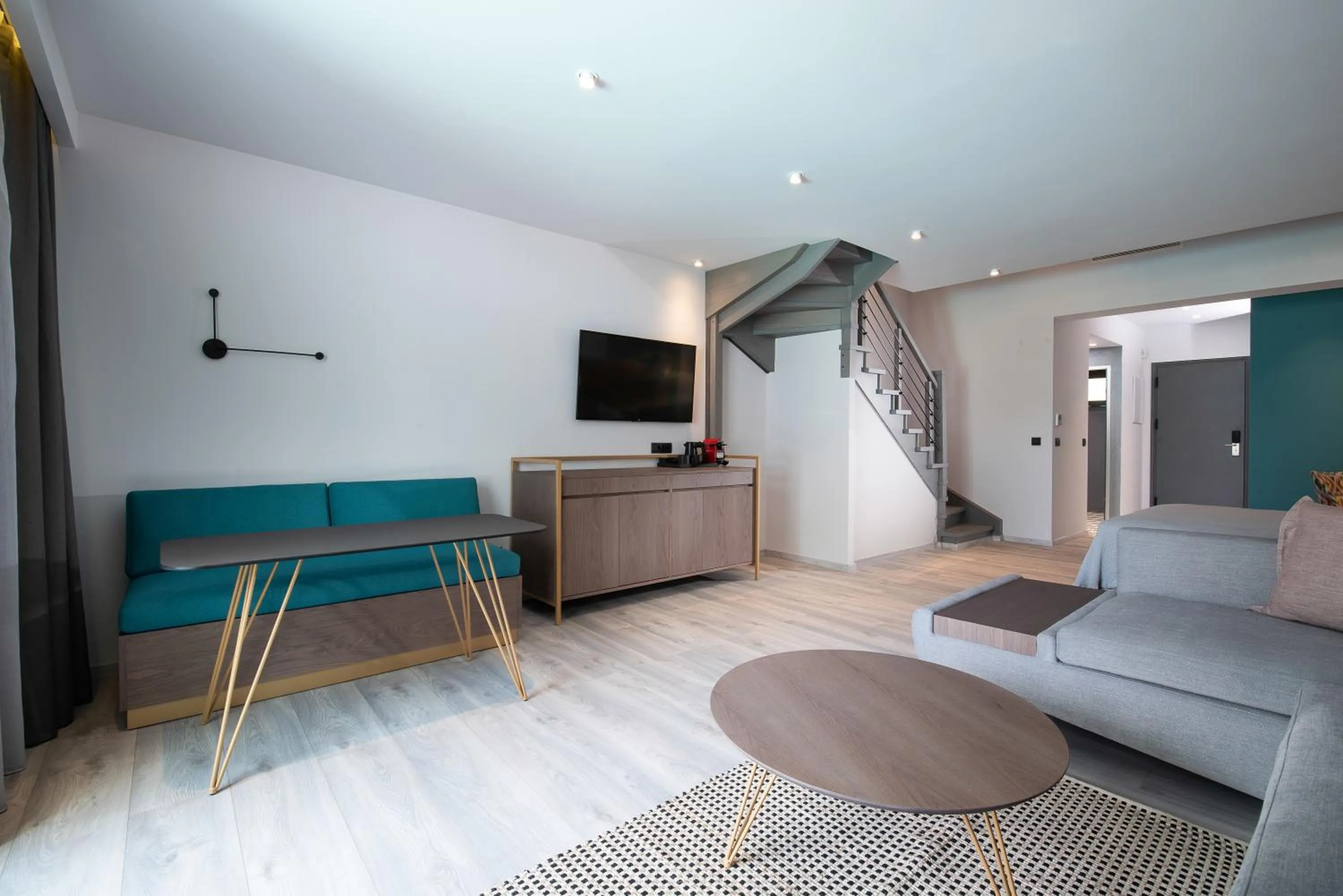 TV and multimedia in Lagomandra Luxury Suites with Private Pools