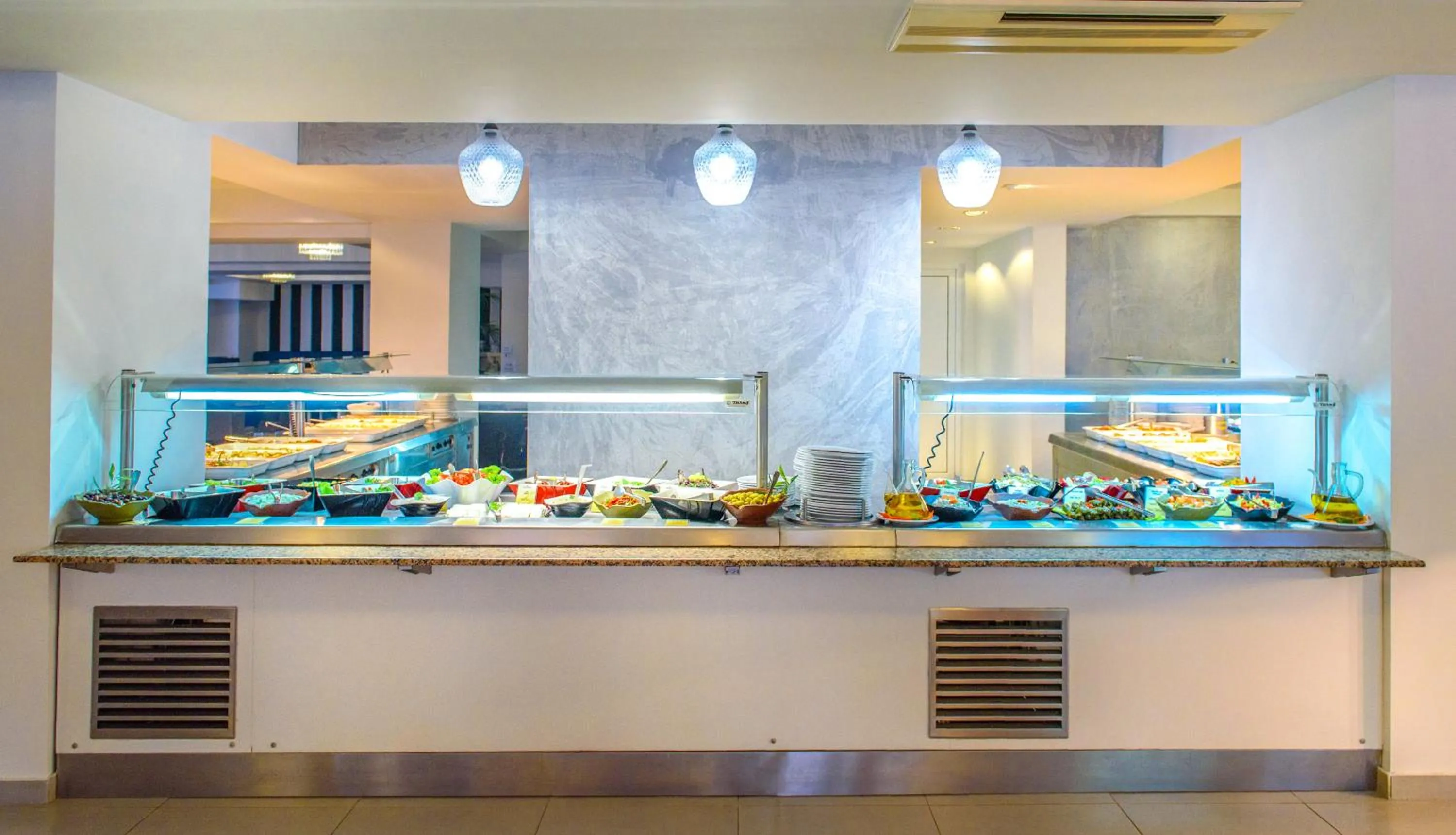 Restaurant/places to eat in Lagomandra Luxury Suites with Private Pools