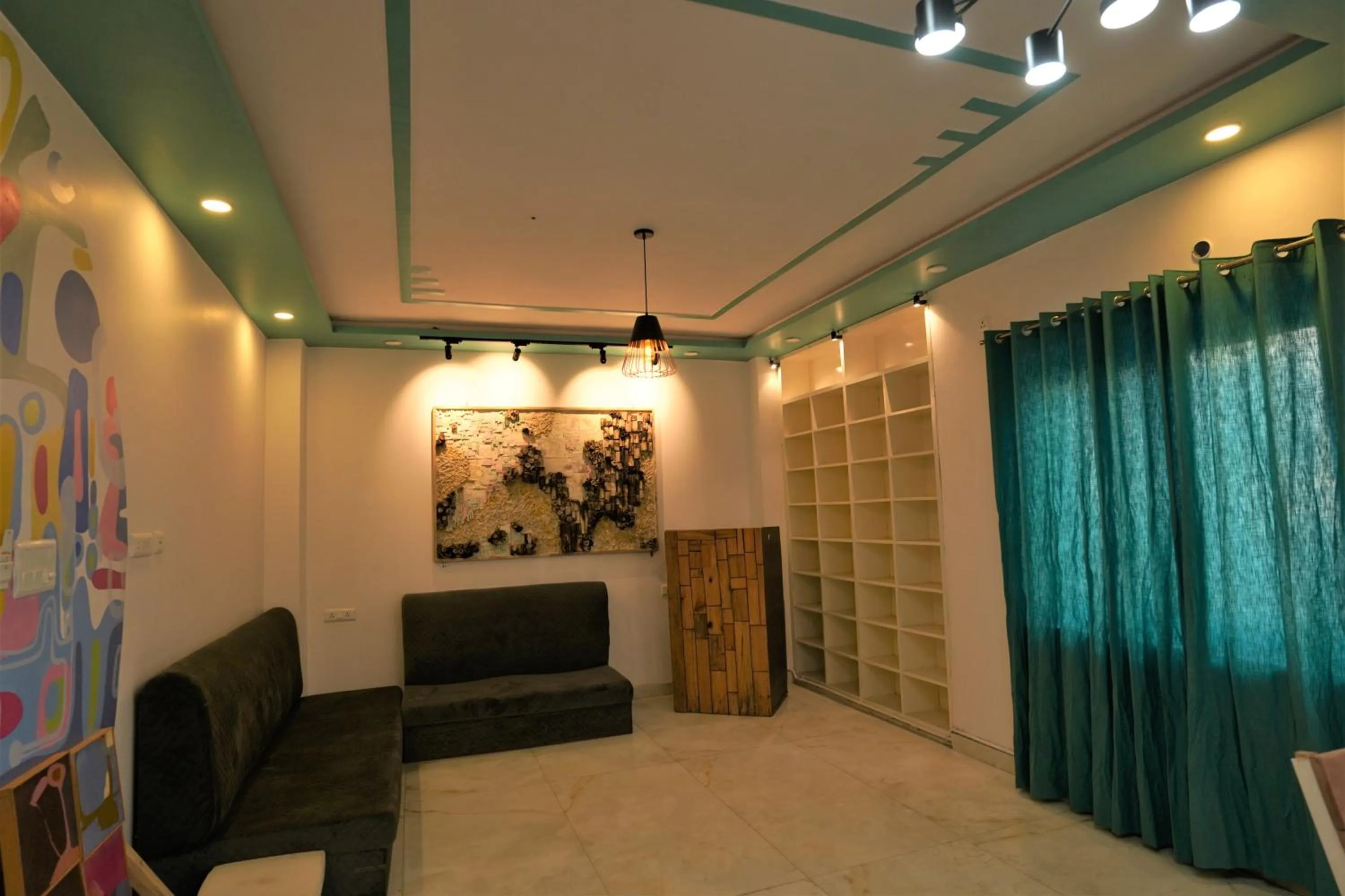 Communal lounge/ TV room in Trippme Rishikesh - Boutique Hostel, Tapovan