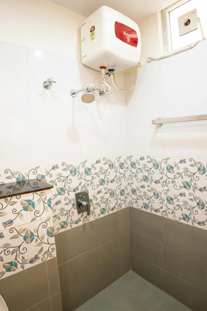 Bathroom in Trippme Rishikesh - Boutique Hostel, Tapovan