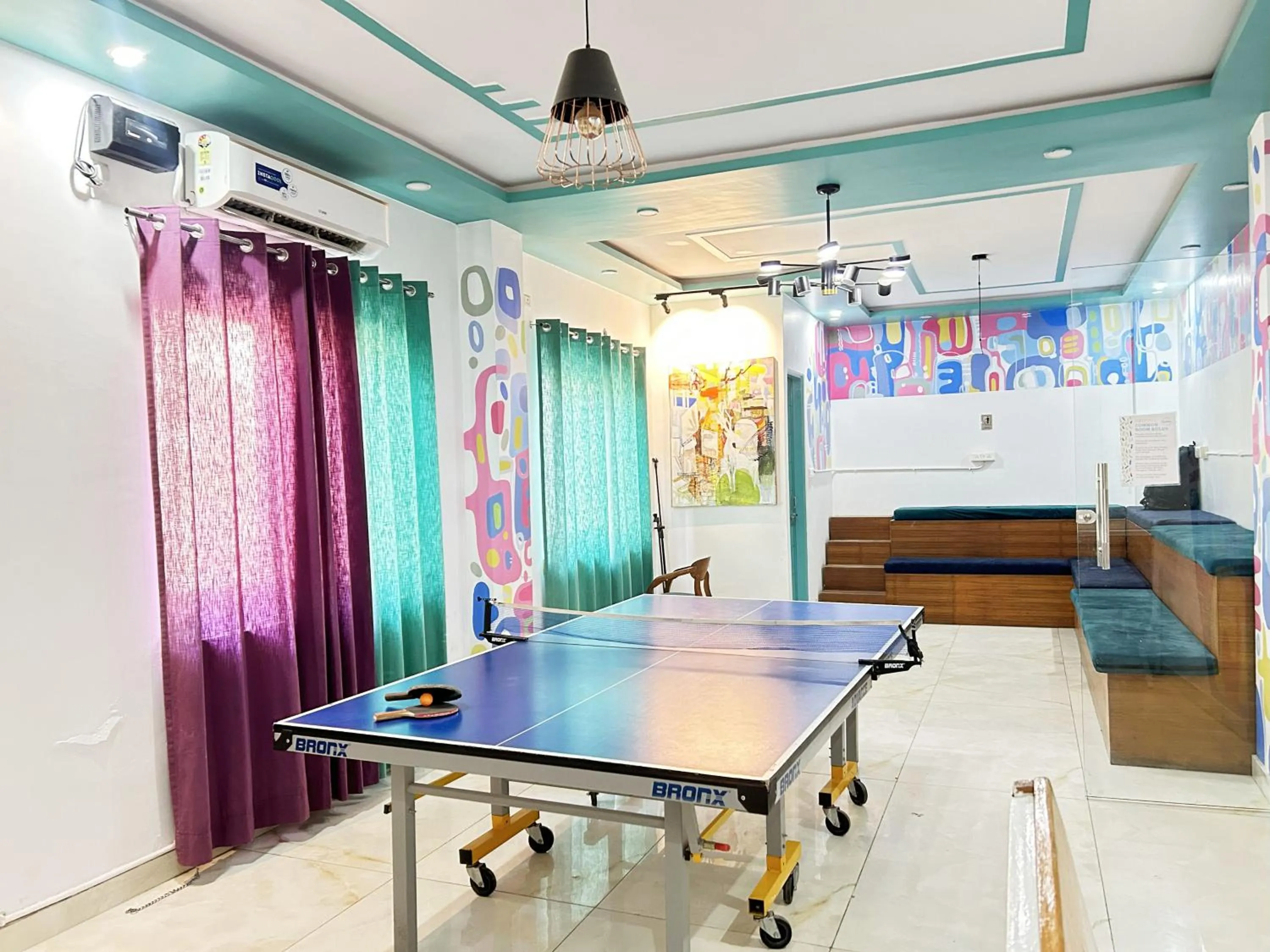 Communal lounge/ TV room in Trippme Rishikesh - Boutique Hostel, Tapovan