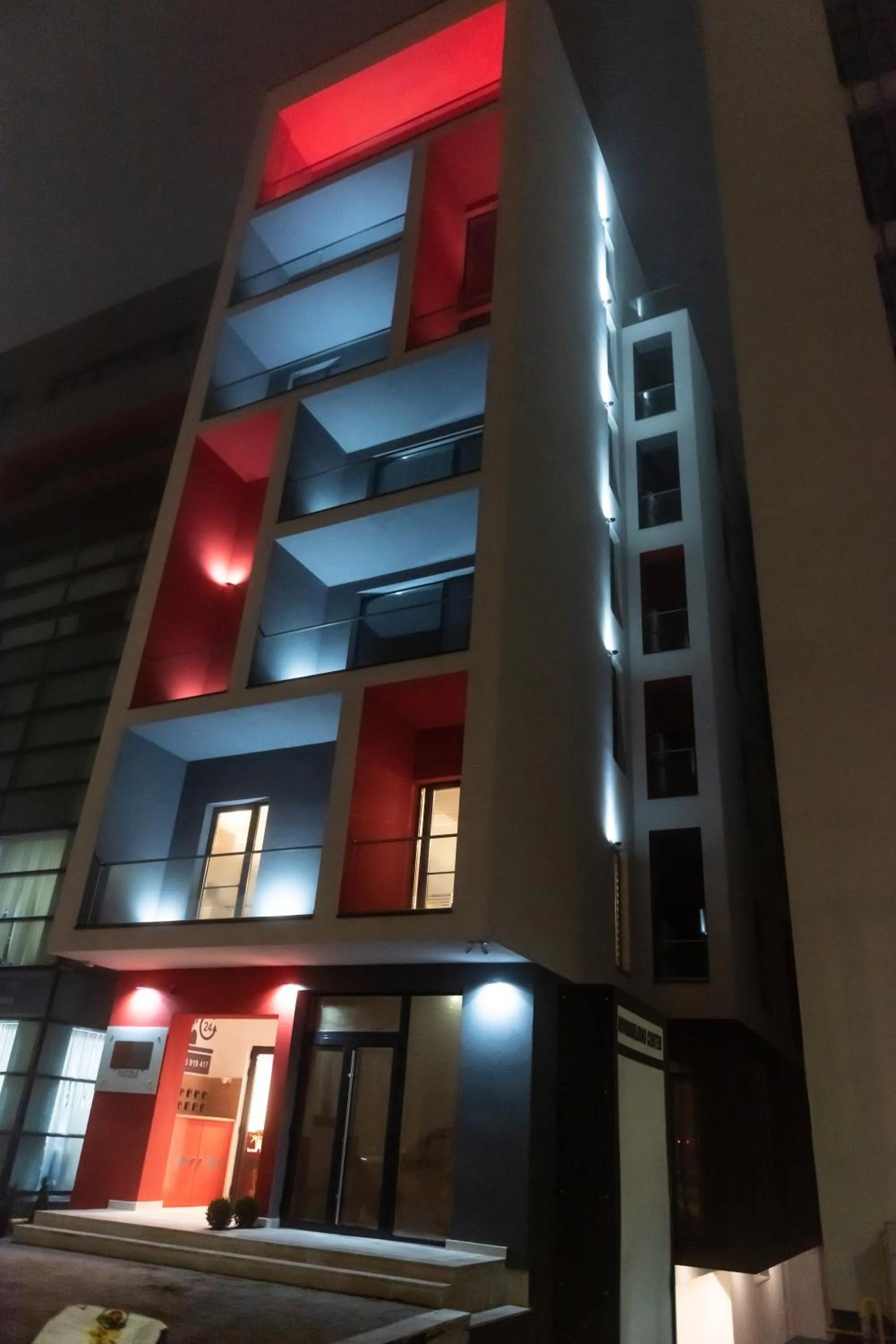 Night in Puzzle Apartaments&Studios