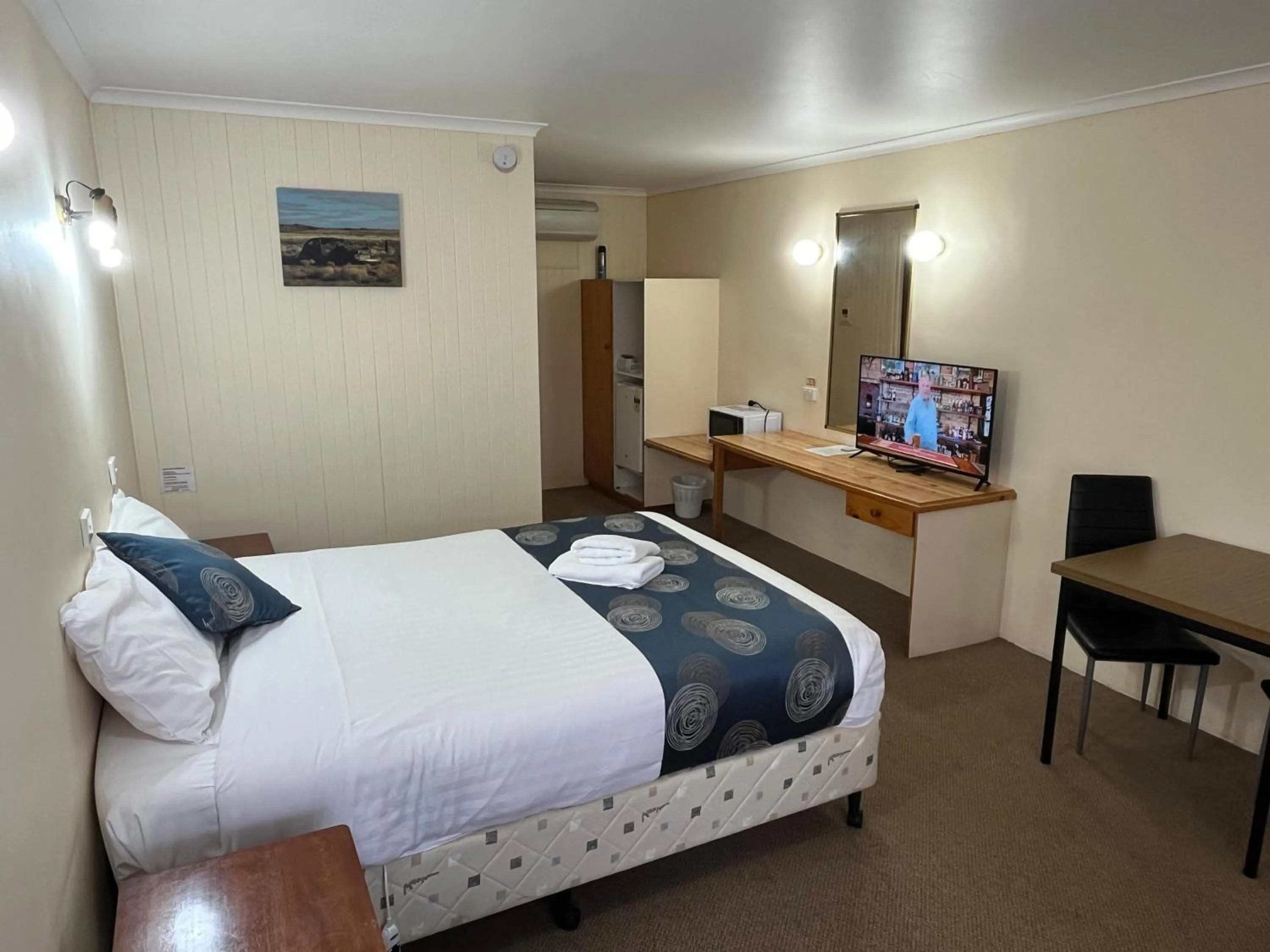 Evening entertainment, Bed in Barham Riverland Motel