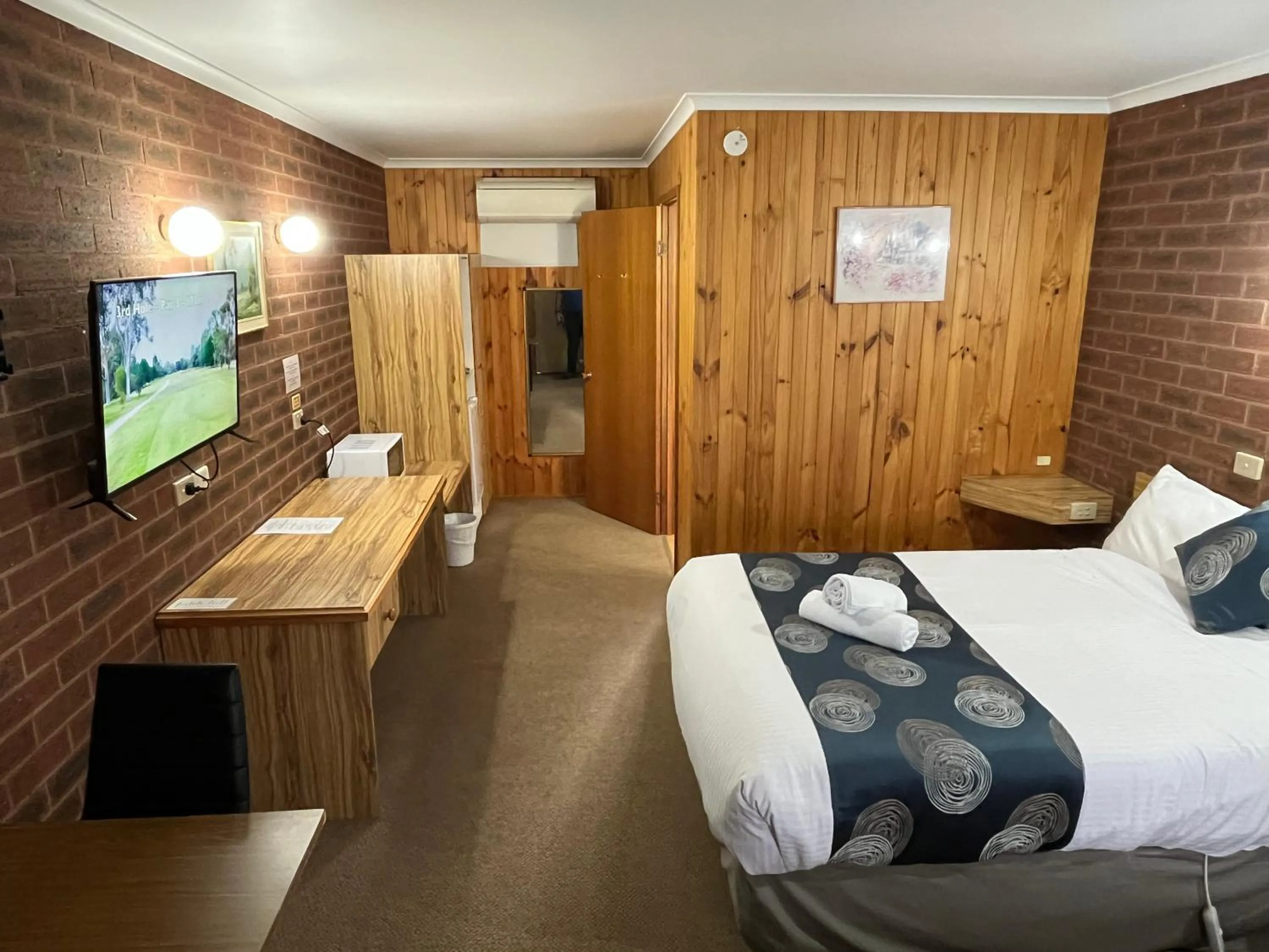 TV and multimedia, Bed in Barham Riverland Motel