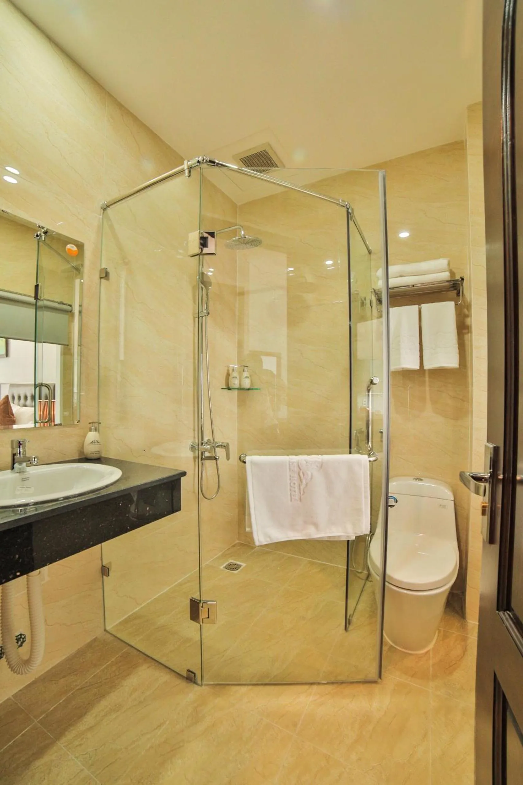 Bathroom in Dalat Paradise Hotel