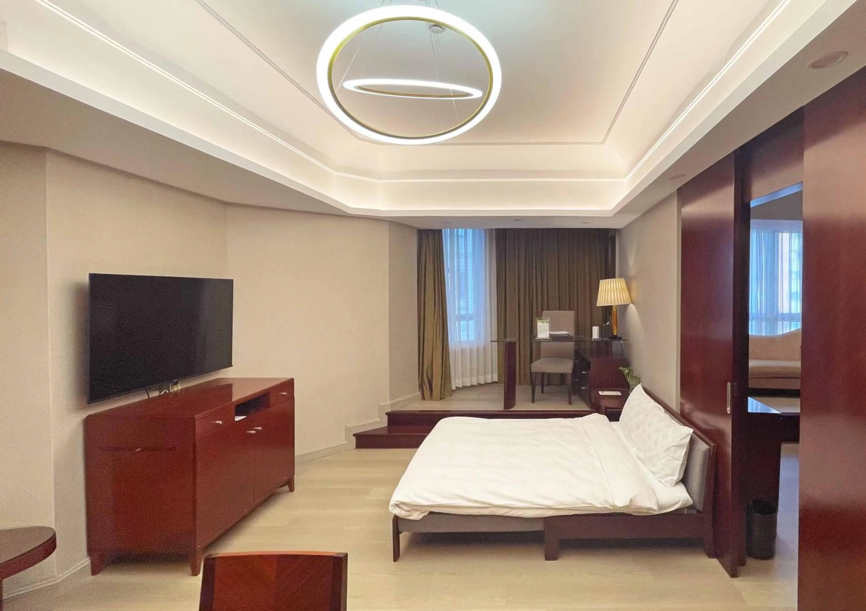 Bed in Merry Hotel Shanghai (Former Rendezvous Merry Hotel Shanghai)