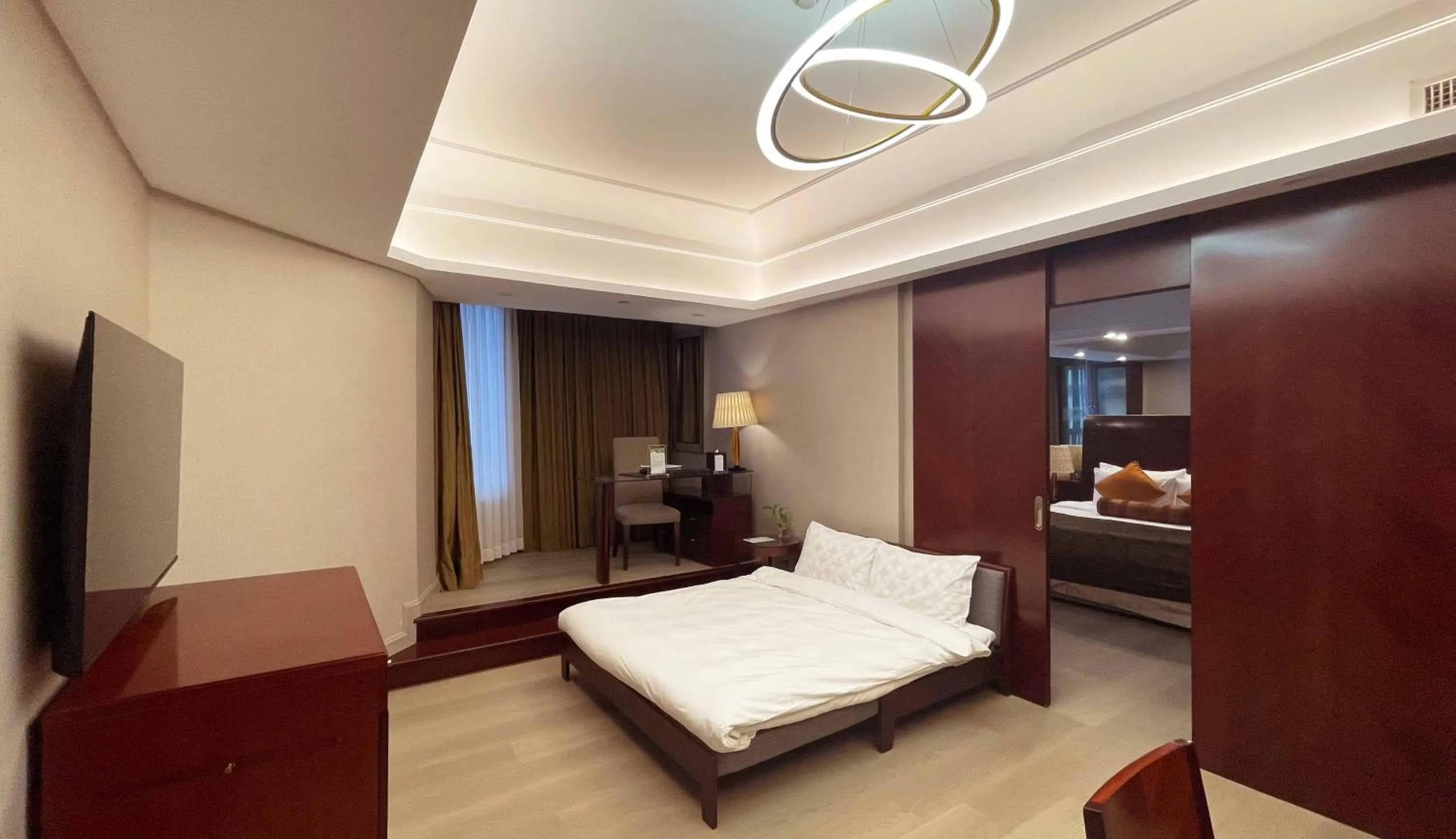 Bed in Merry Hotel Shanghai (Former Rendezvous Merry Hotel Shanghai)