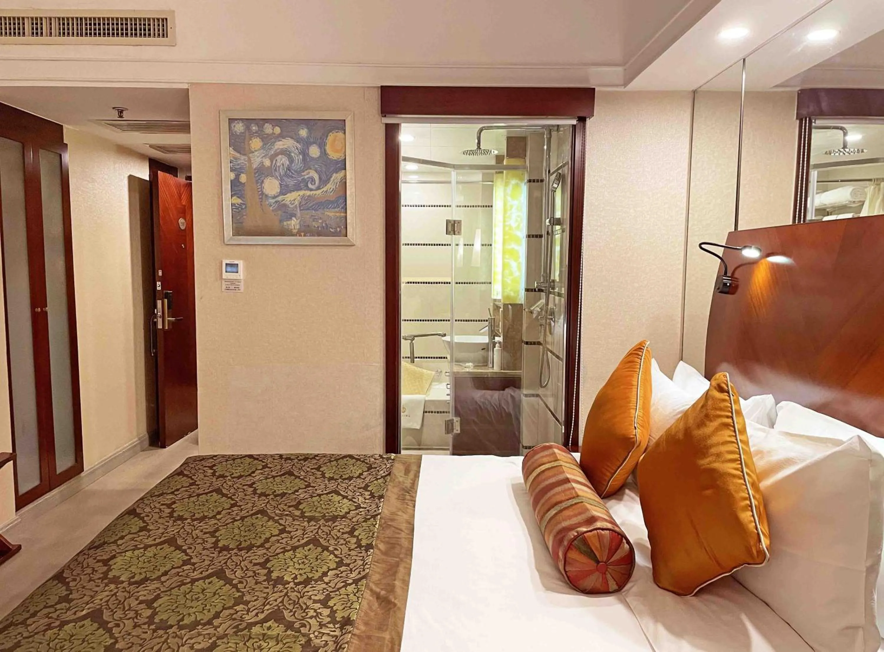 Bed in Merry Hotel Shanghai (Former Rendezvous Merry Hotel Shanghai)