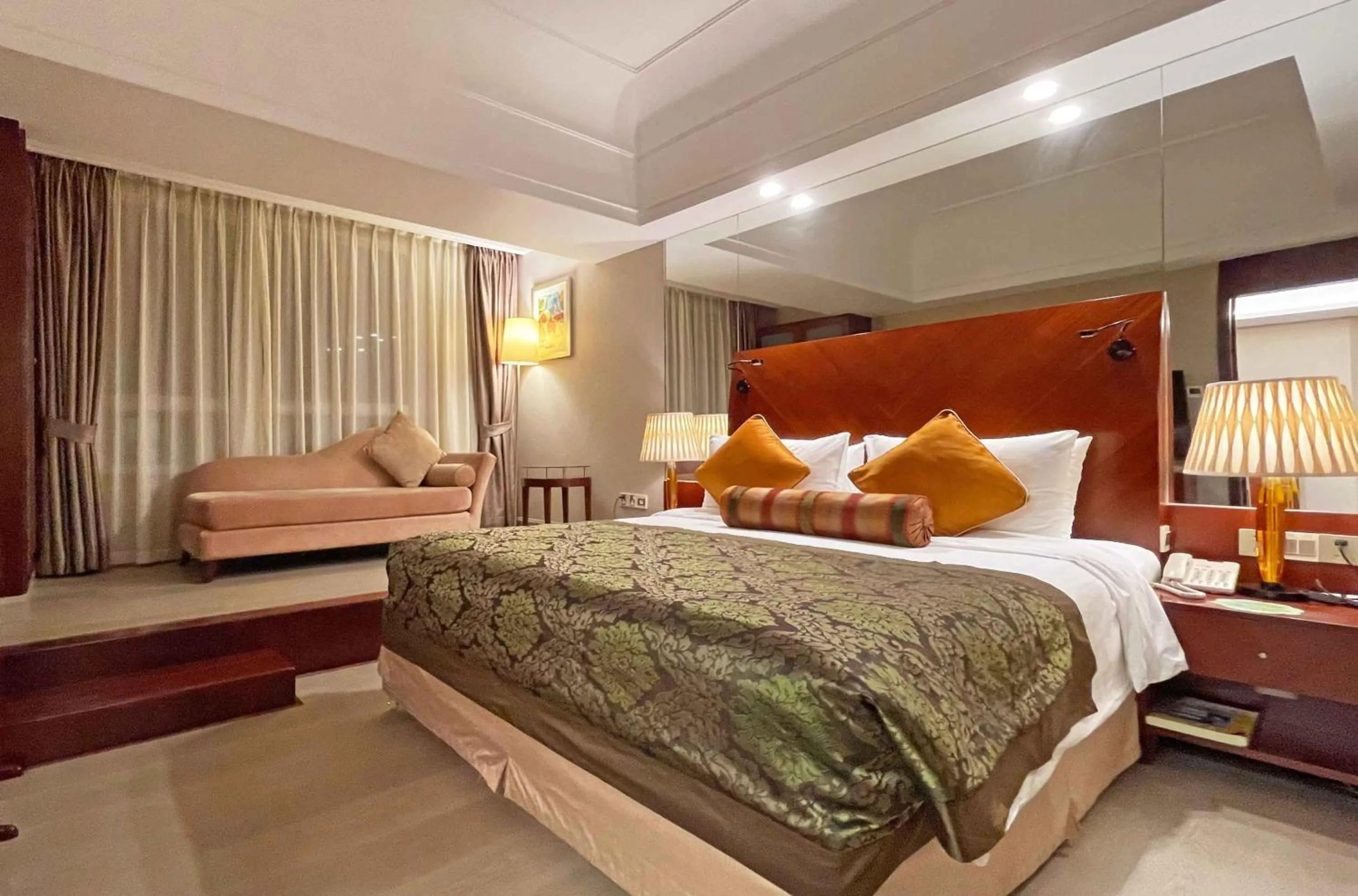 Bed in Merry Hotel Shanghai (Former Rendezvous Merry Hotel Shanghai)