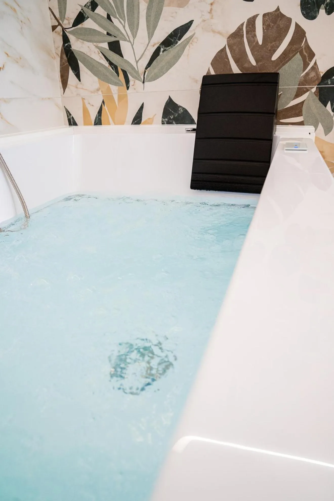 Hot Tub in La Bella Ostuni Suites