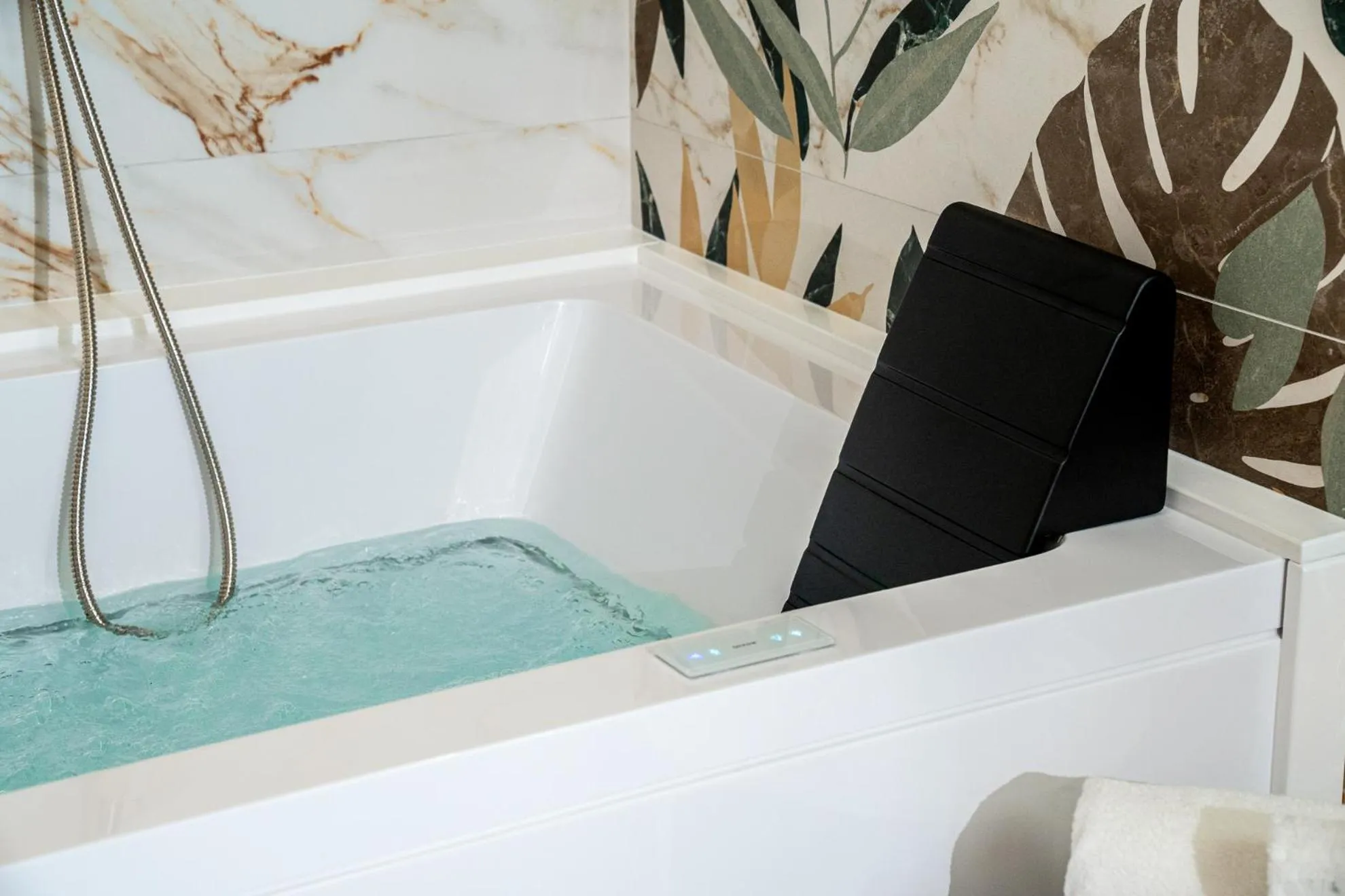 Hot Tub in La Bella Ostuni Suites