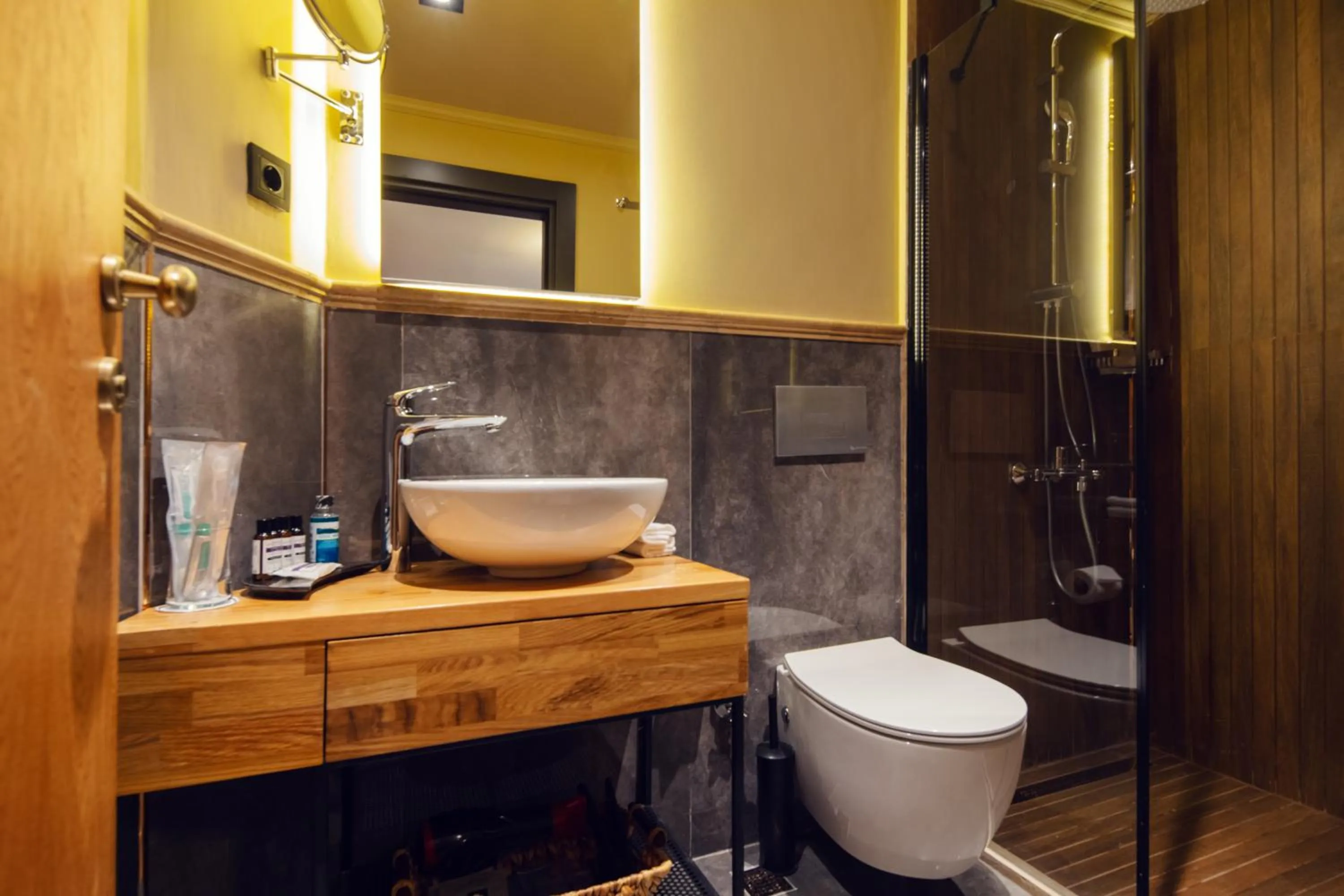 Shower in Root Karaköy