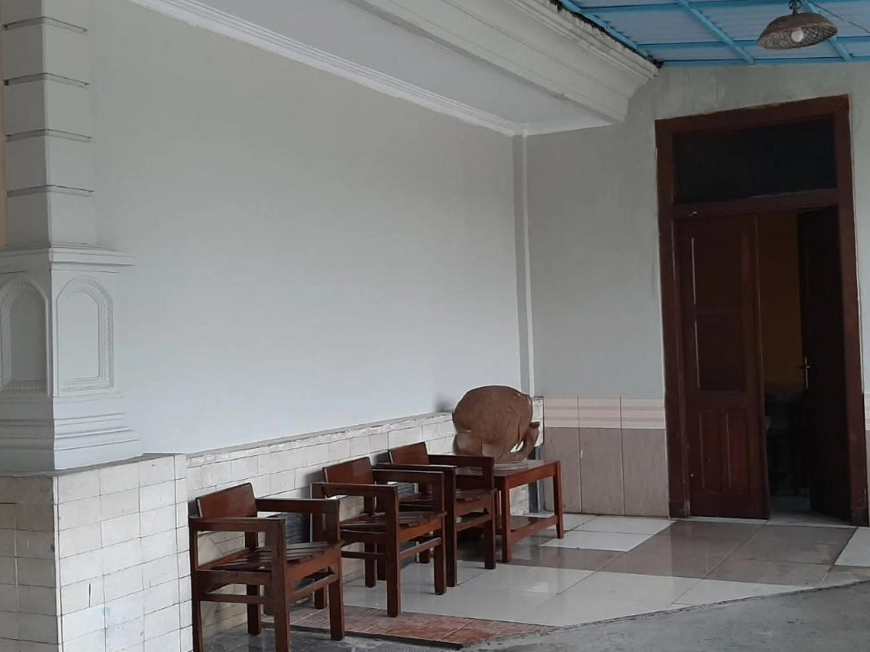 Seating area in RedDoorz At Hotel Pakem Sari Kaliurang