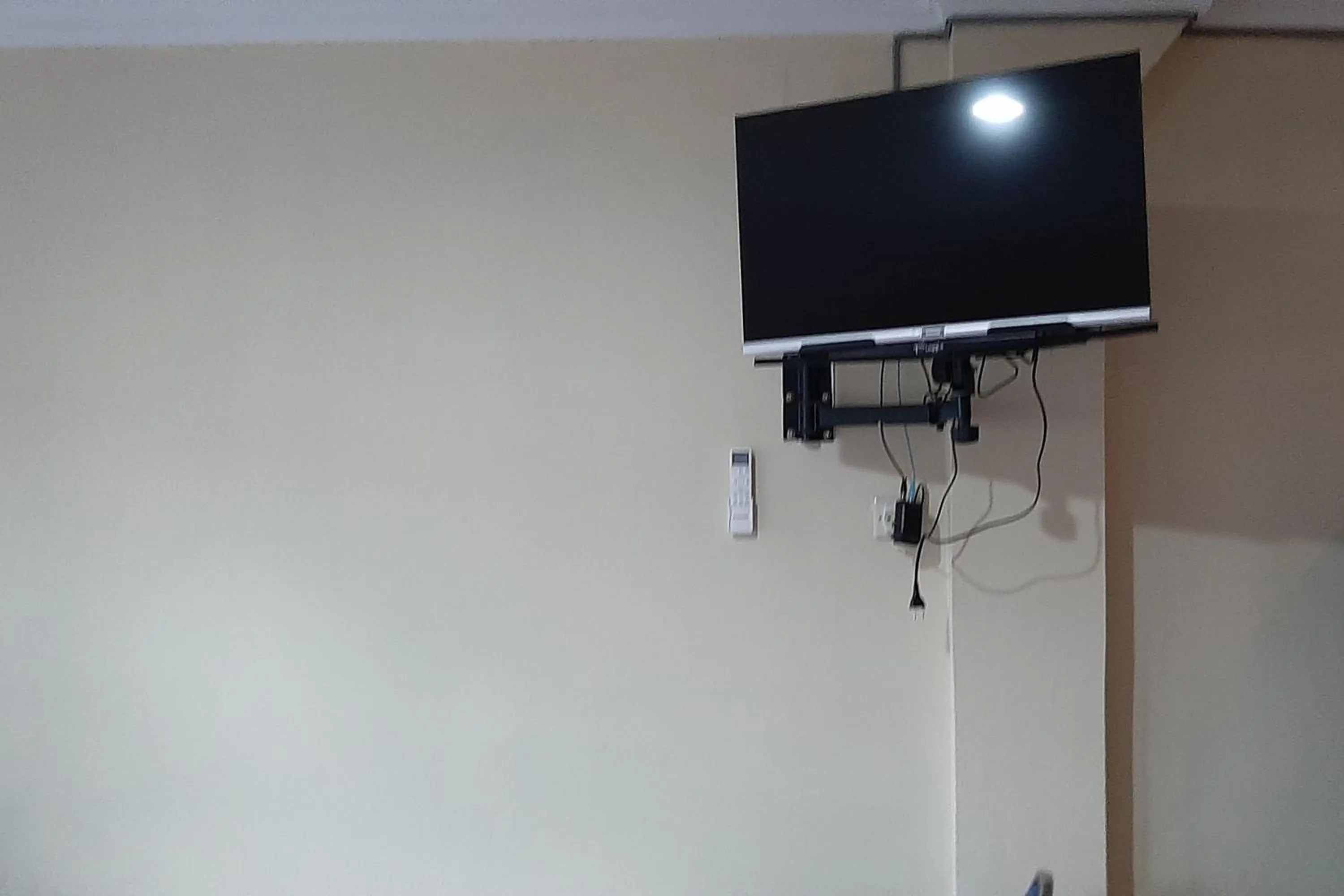 TV and multimedia in RedDoorz At Hotel Pakem Sari Kaliurang