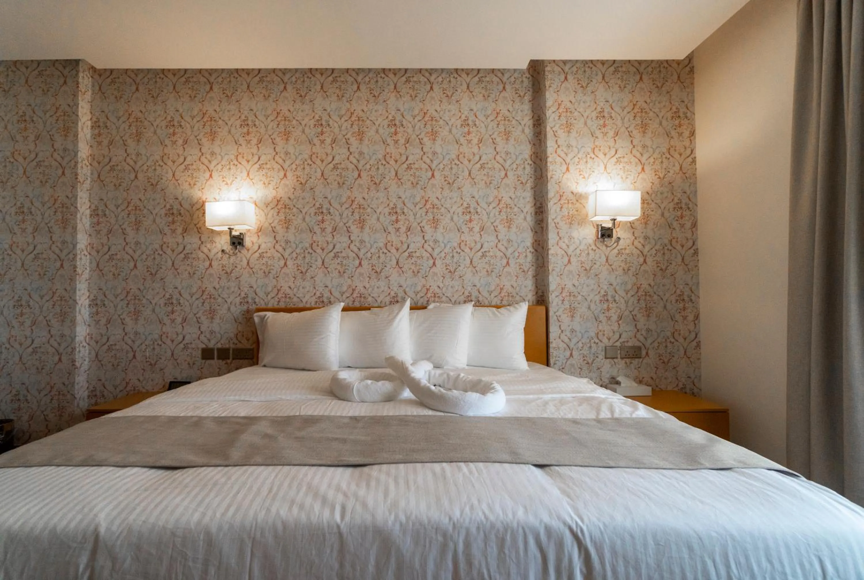 Bedroom, Bed in Sama Muscat Hotel