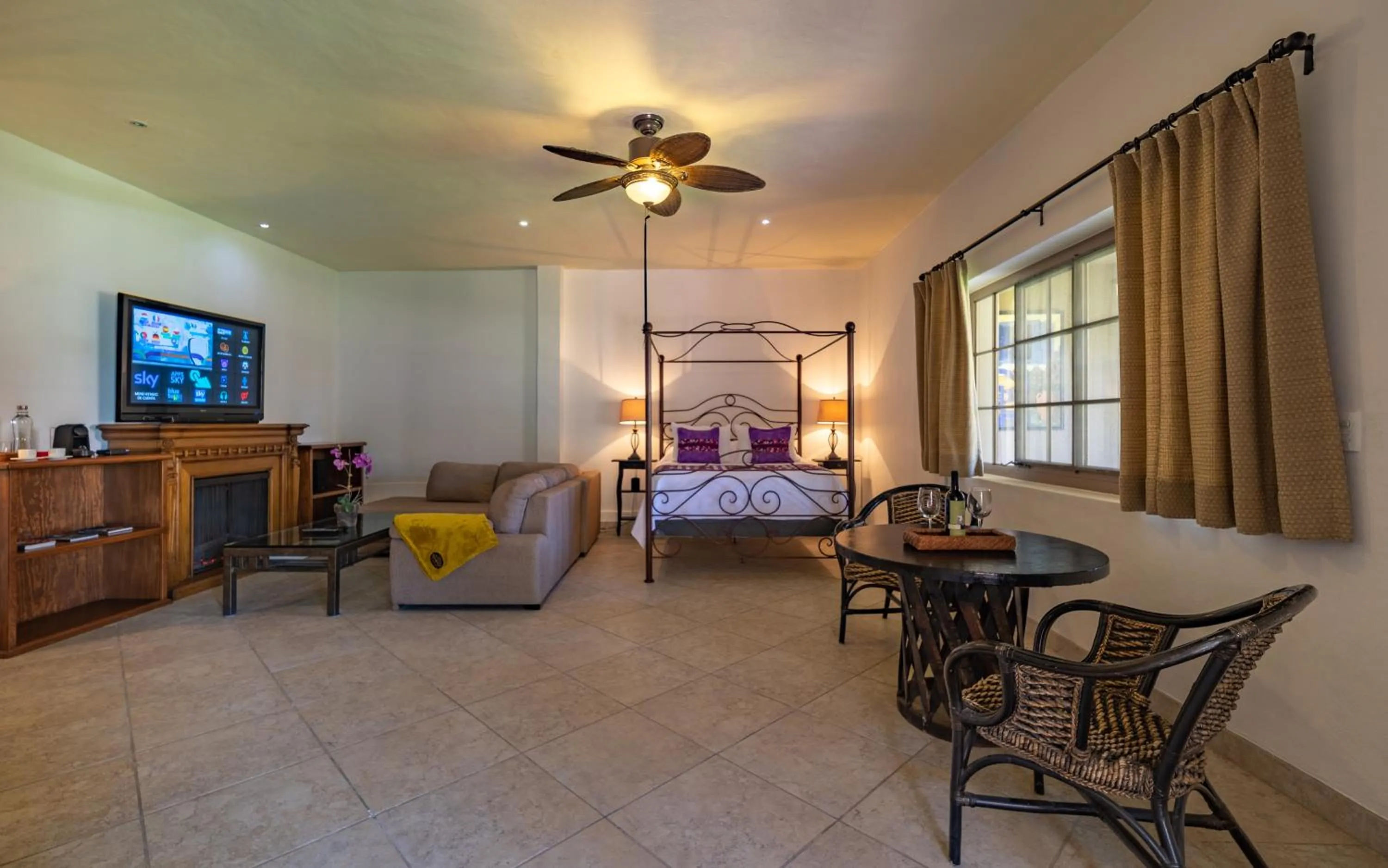 Bed in Casa Las Palmas, San Miguel de Allende