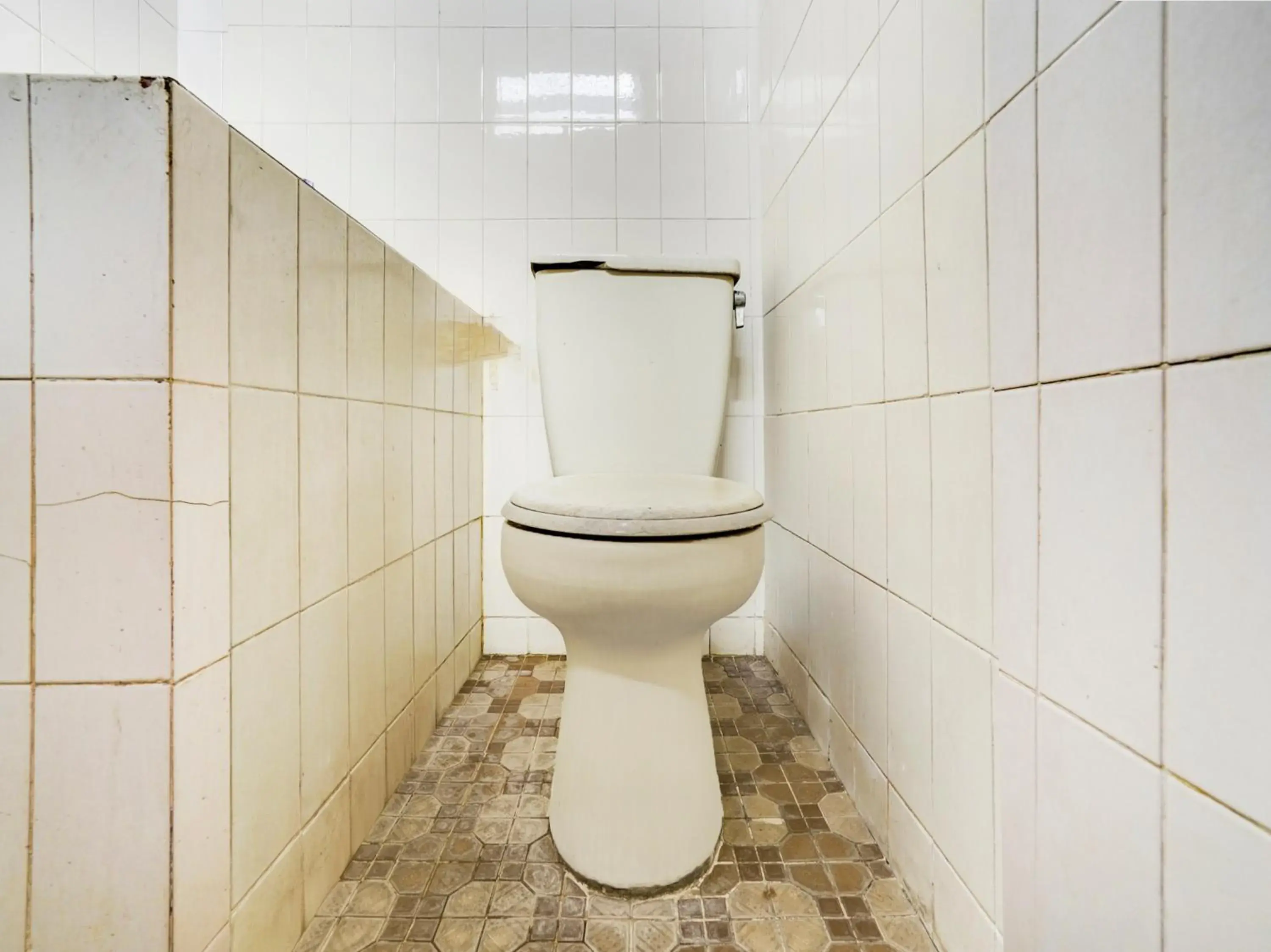 Standard Twin Room in Hotel Mataram Cipanas Syariah Mitra RedDoorz Standard Twin Room in Hotel Mataram Cipanas Syariah Mitra RedDoorz