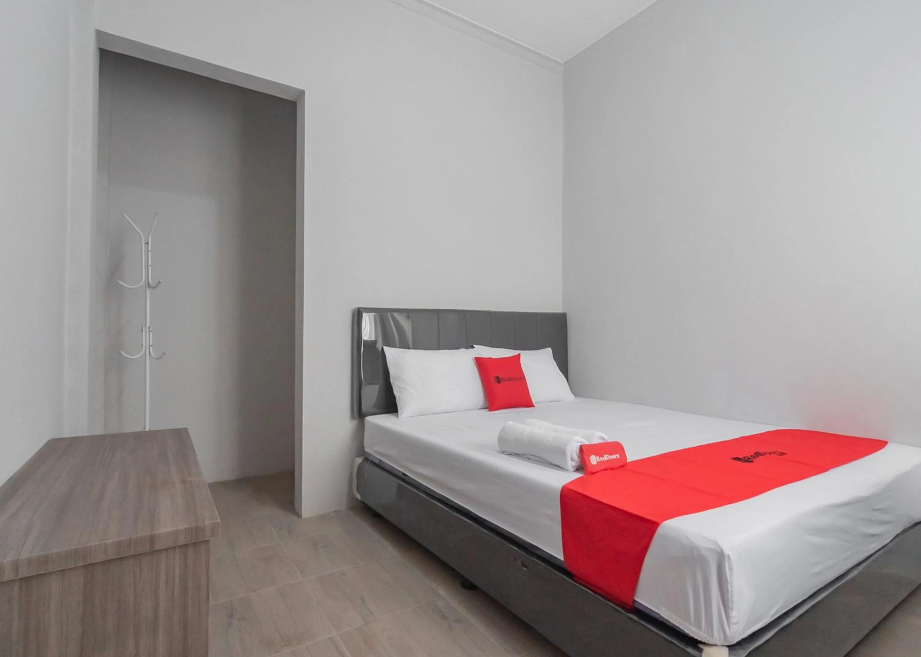 Bed in RedDoorz Syariah near Wisata Situ Gunung Sukabumi