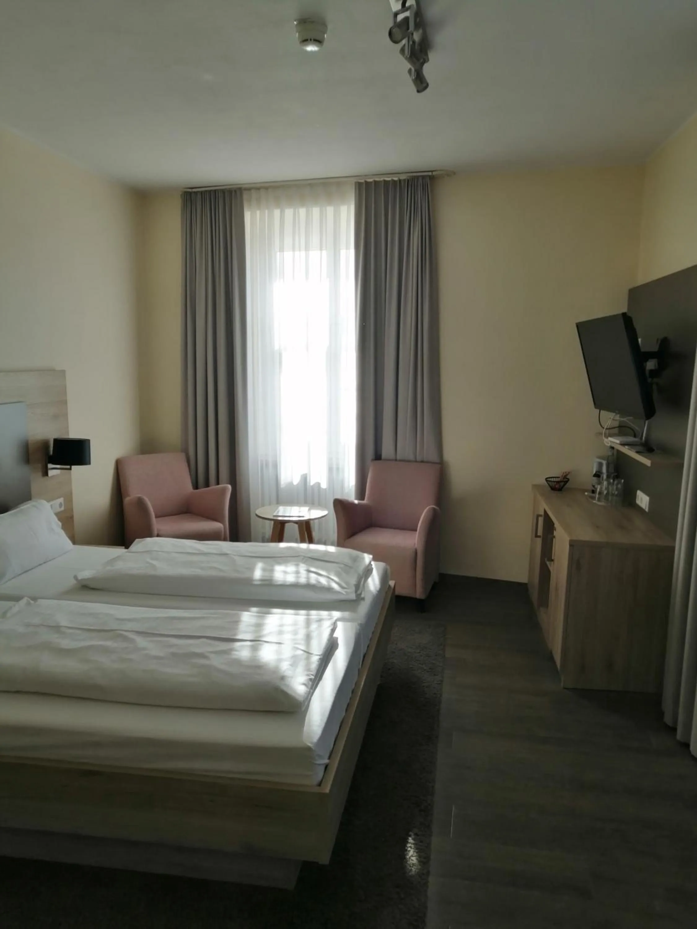 Photo of the whole room, Bed in Flair Hotel zum Schiff