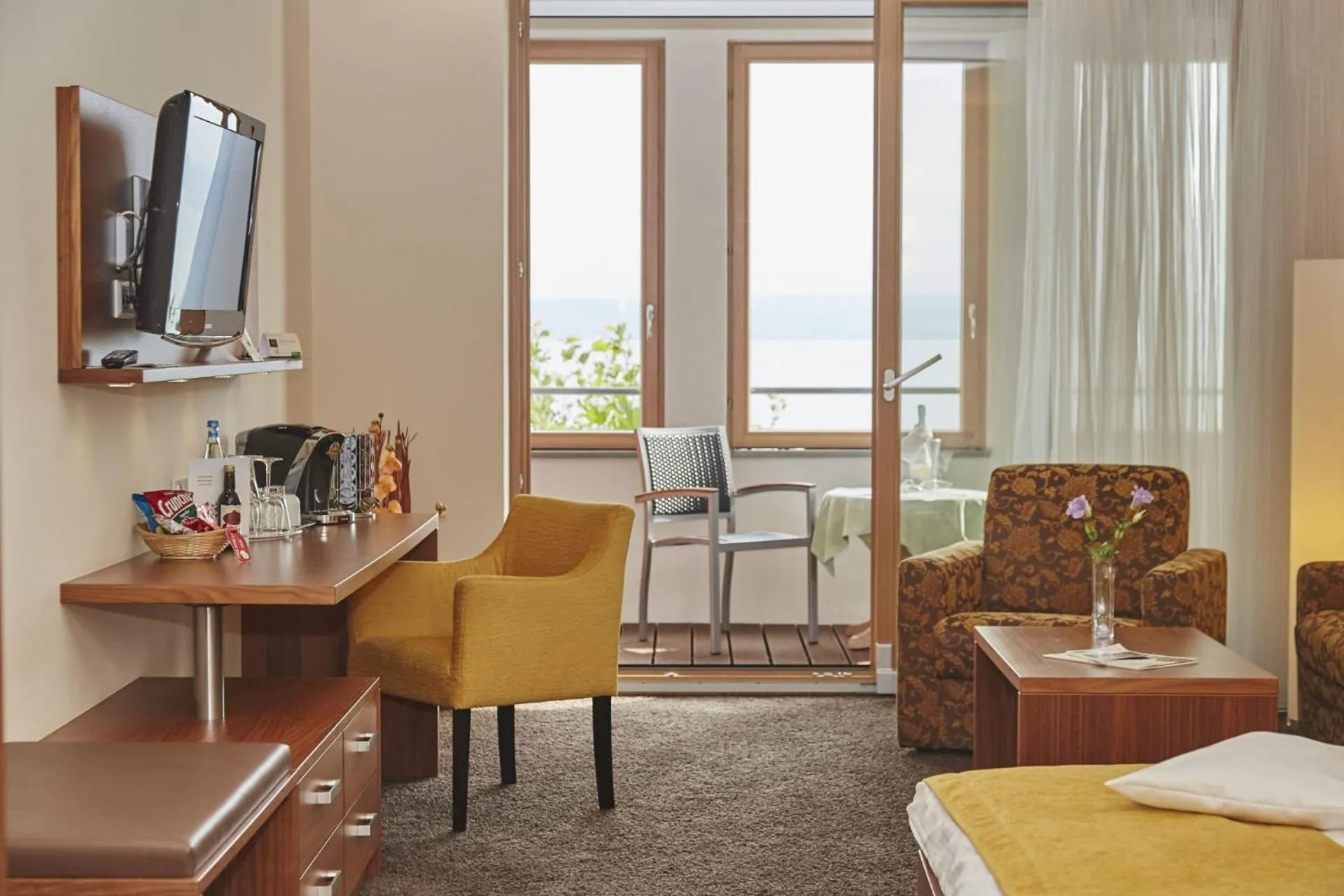 Seating area, Bed in Flair Hotel zum Schiff