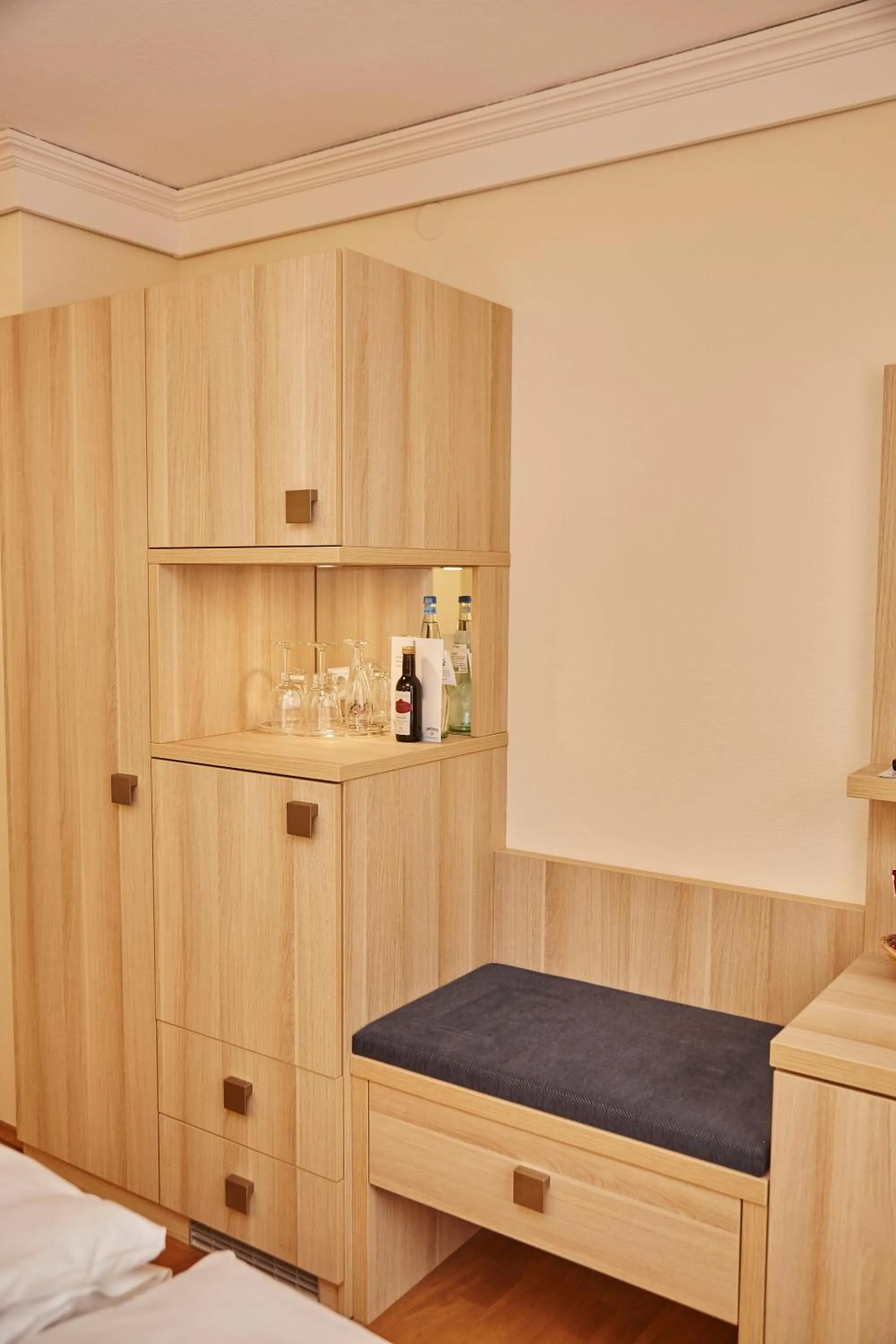 wardrobe, Bed in Flair Hotel zum Schiff